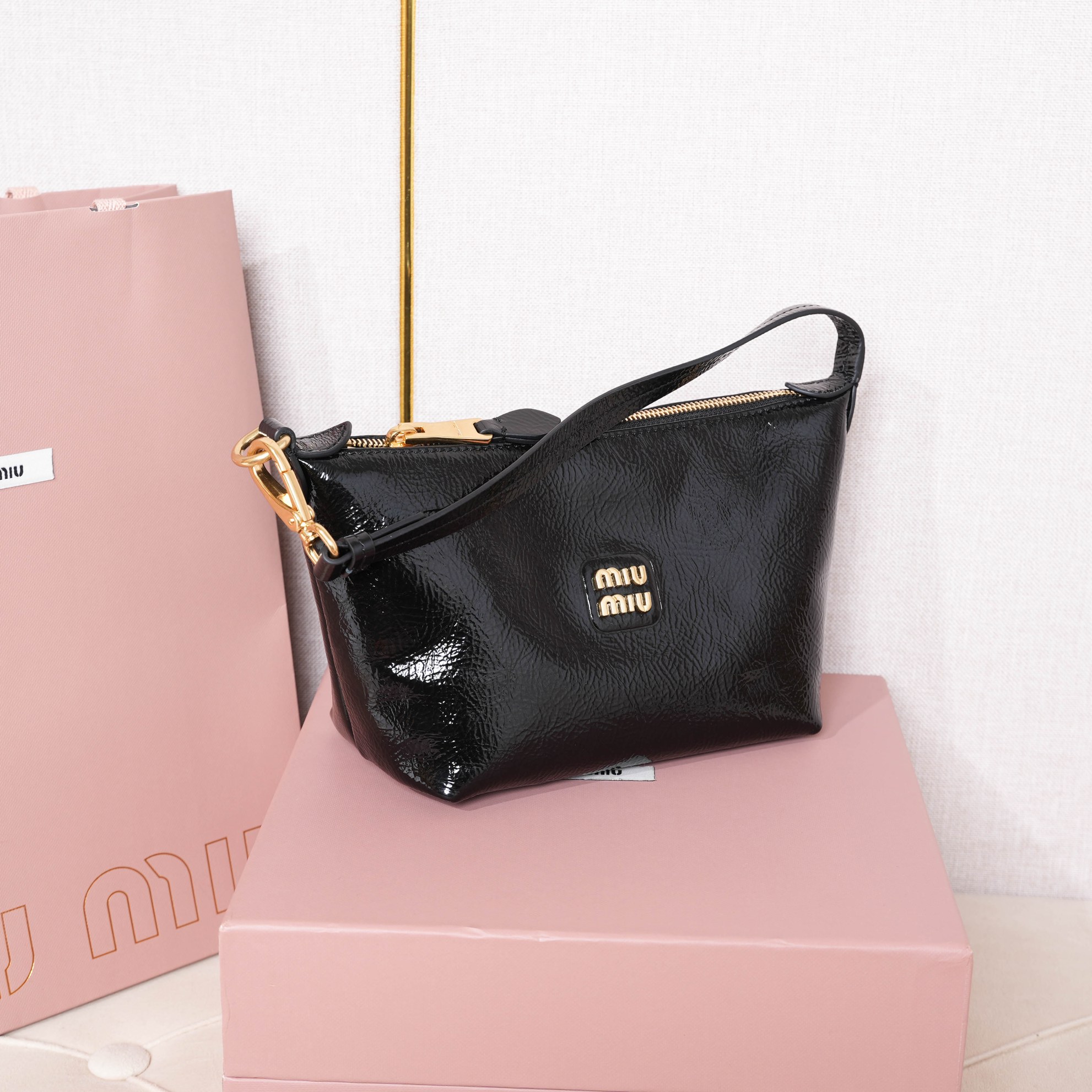 Bagsaaa Miu Miu Naplak patent leather pouch 5NE841 black - 19cm