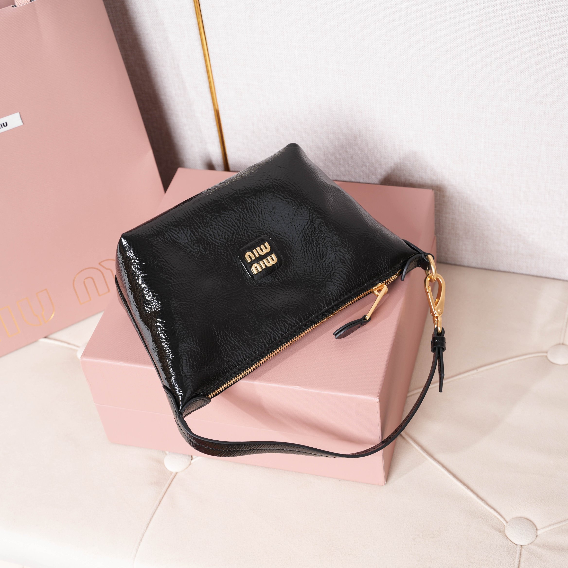 Bagsaaa Miu Miu Naplak patent leather pouch 5NE841 black - 19cm