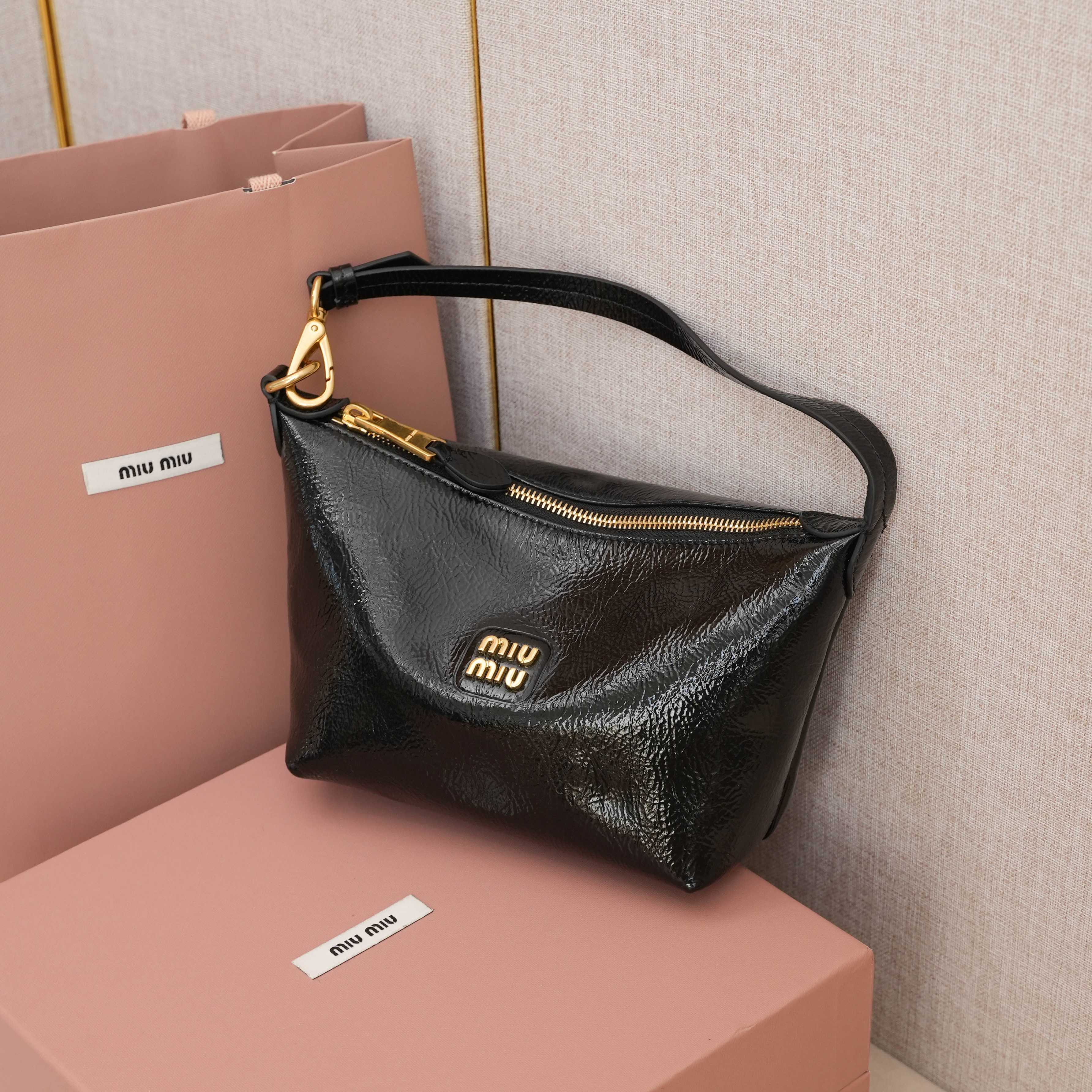 Bagsaaa Miu Miu Naplak patent leather pouch 5NE841 black - 19cm