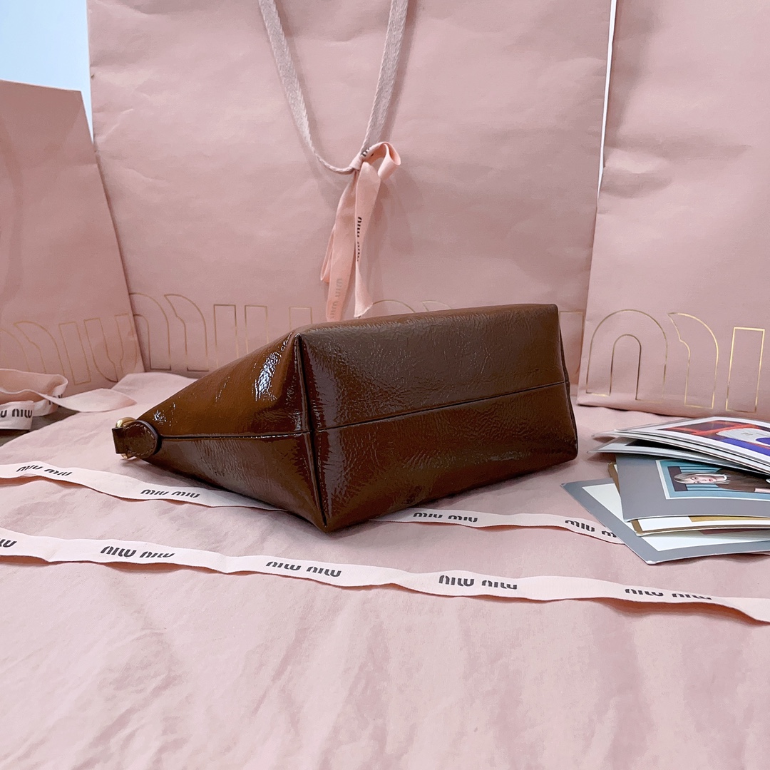 Bagsaaa Miu Miu Naplak patent leather pouch 5NE841 brown - 19cm