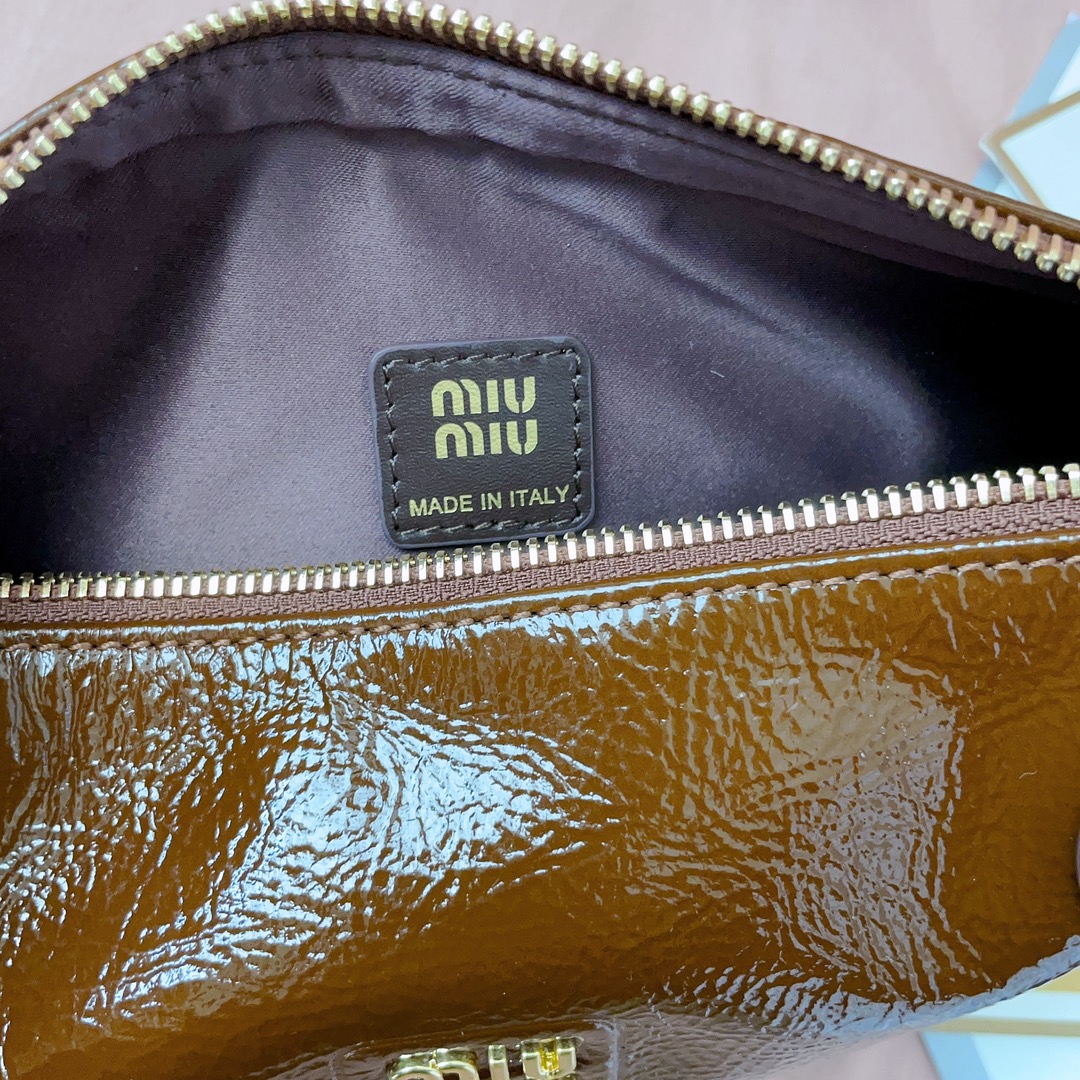 Bagsaaa Miu Miu Naplak patent leather pouch 5NE841 brown - 19cm