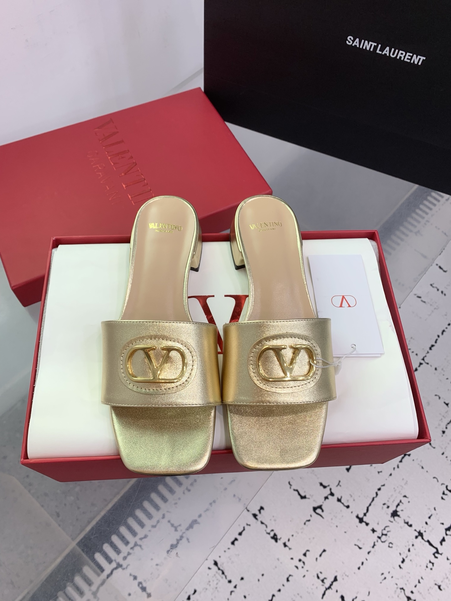 Bagsaaa Va1e*ntin0 Vlogo Signature Slide Sandal In Calfskin Gold