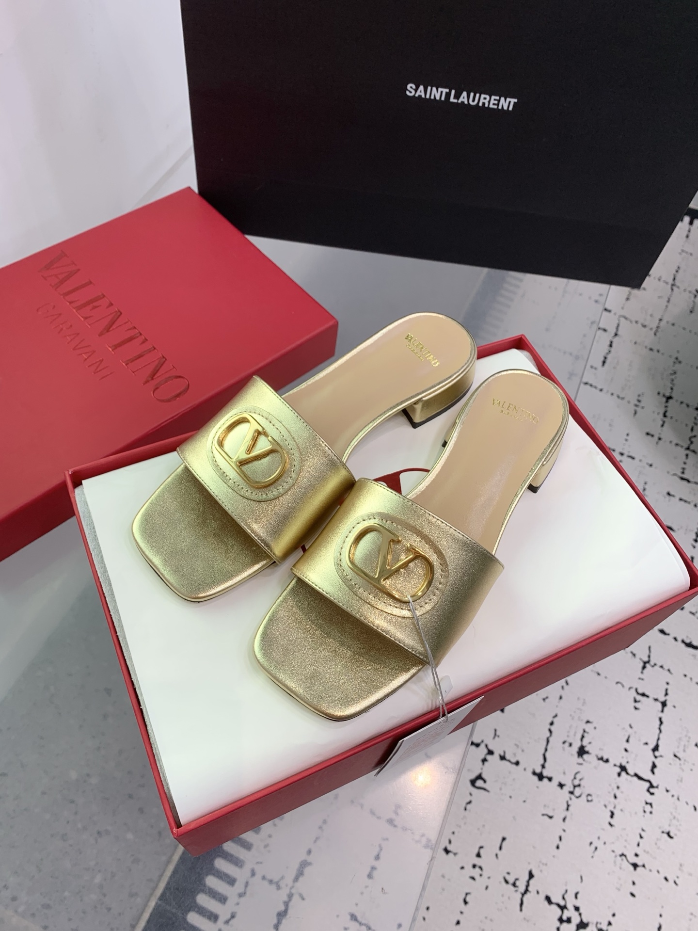 Bagsaaa Va1e*ntin0 Vlogo Signature Slide Sandal In Calfskin Gold