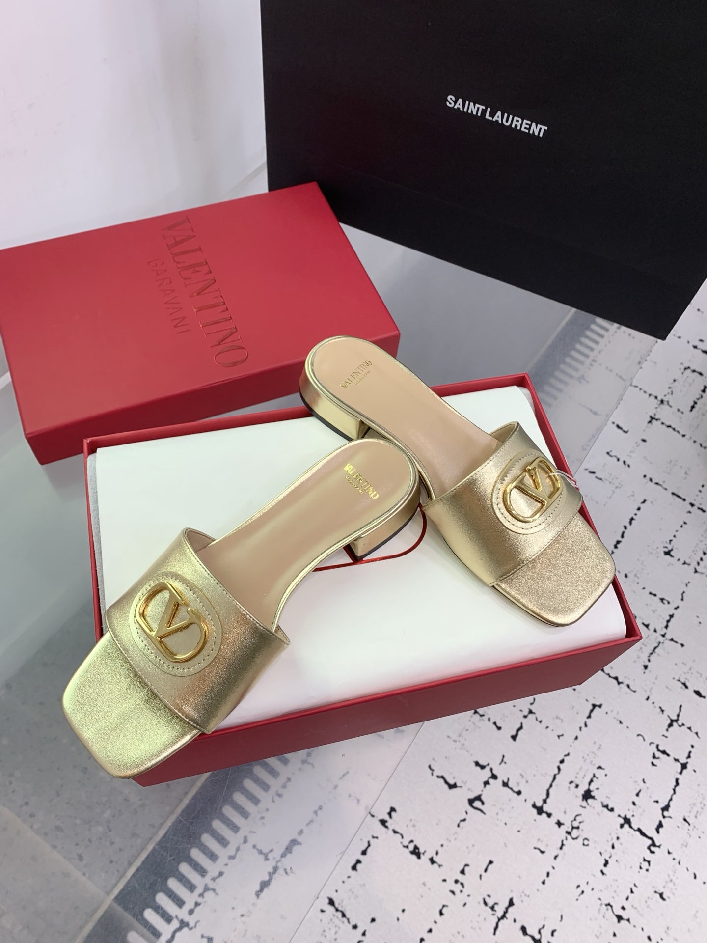Bagsaaa Va1e*ntin0 Vlogo Signature Slide Sandal In Calfskin Gold