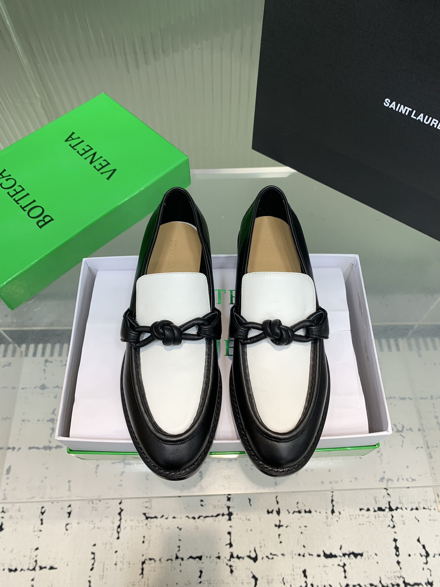 Bagsaaa B0tt*ga Ven*ta Astaire Loafer 796696 Black & White