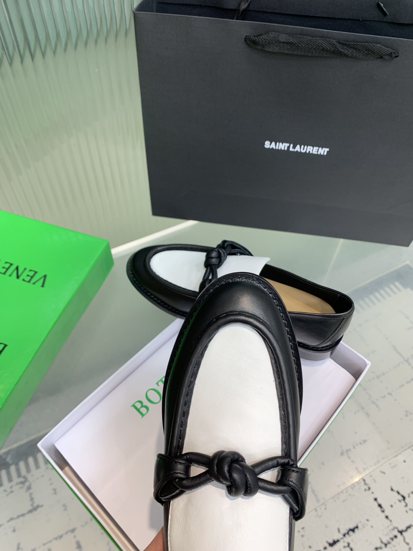 Bagsaaa B0tt*ga Ven*ta Astaire Loafer 796696 Black & White