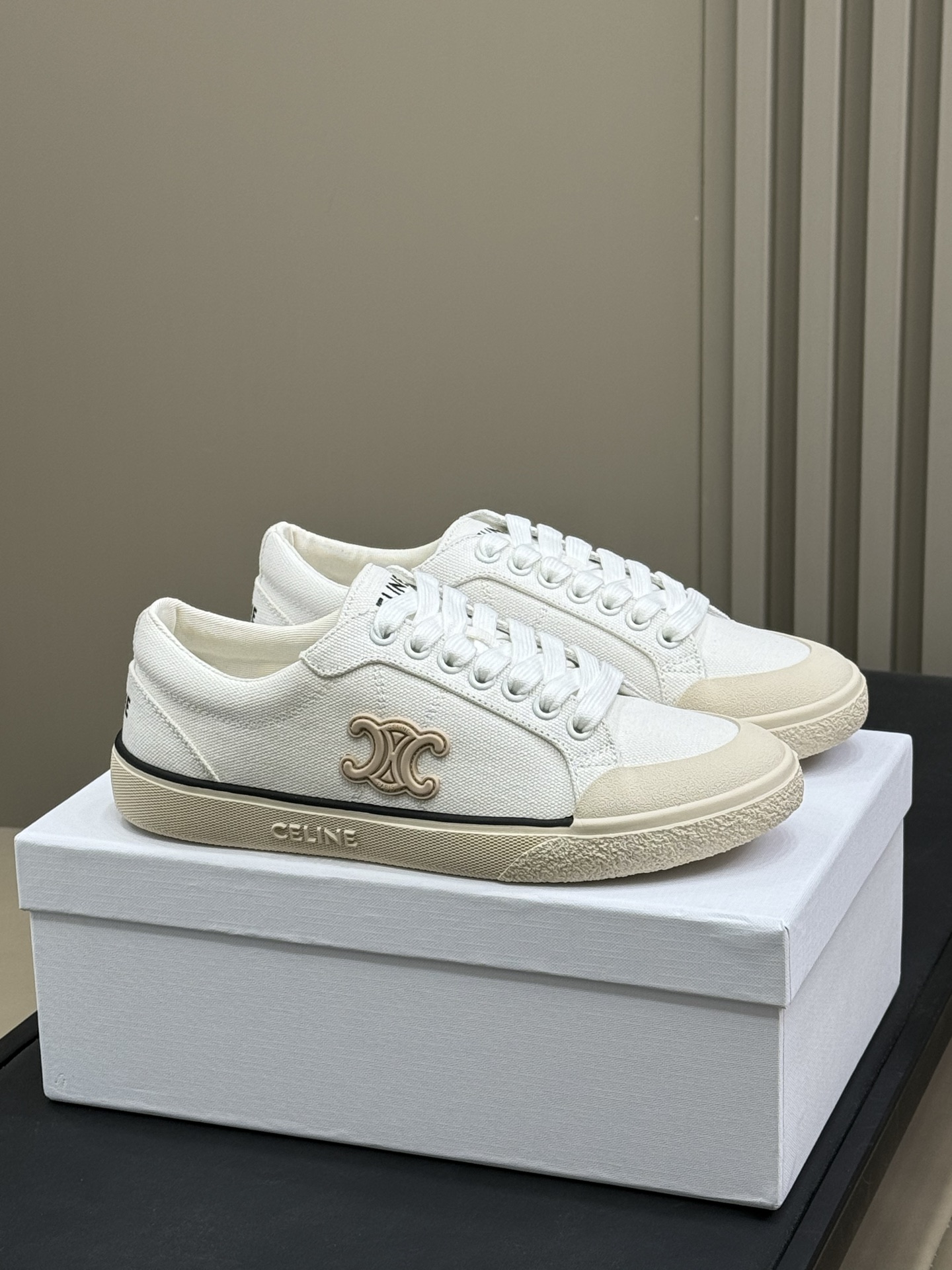 Bagsaaa Ce1i*e Alan Sneakers With Triomphe In Canvas Optic White