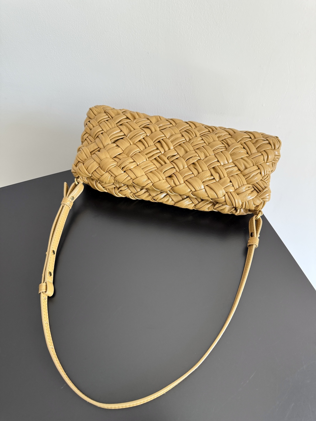 Bagsaaa B0tt*ga Ven*ta Kalimero Cha-Cha clutch 785780 beige - 28.5cm