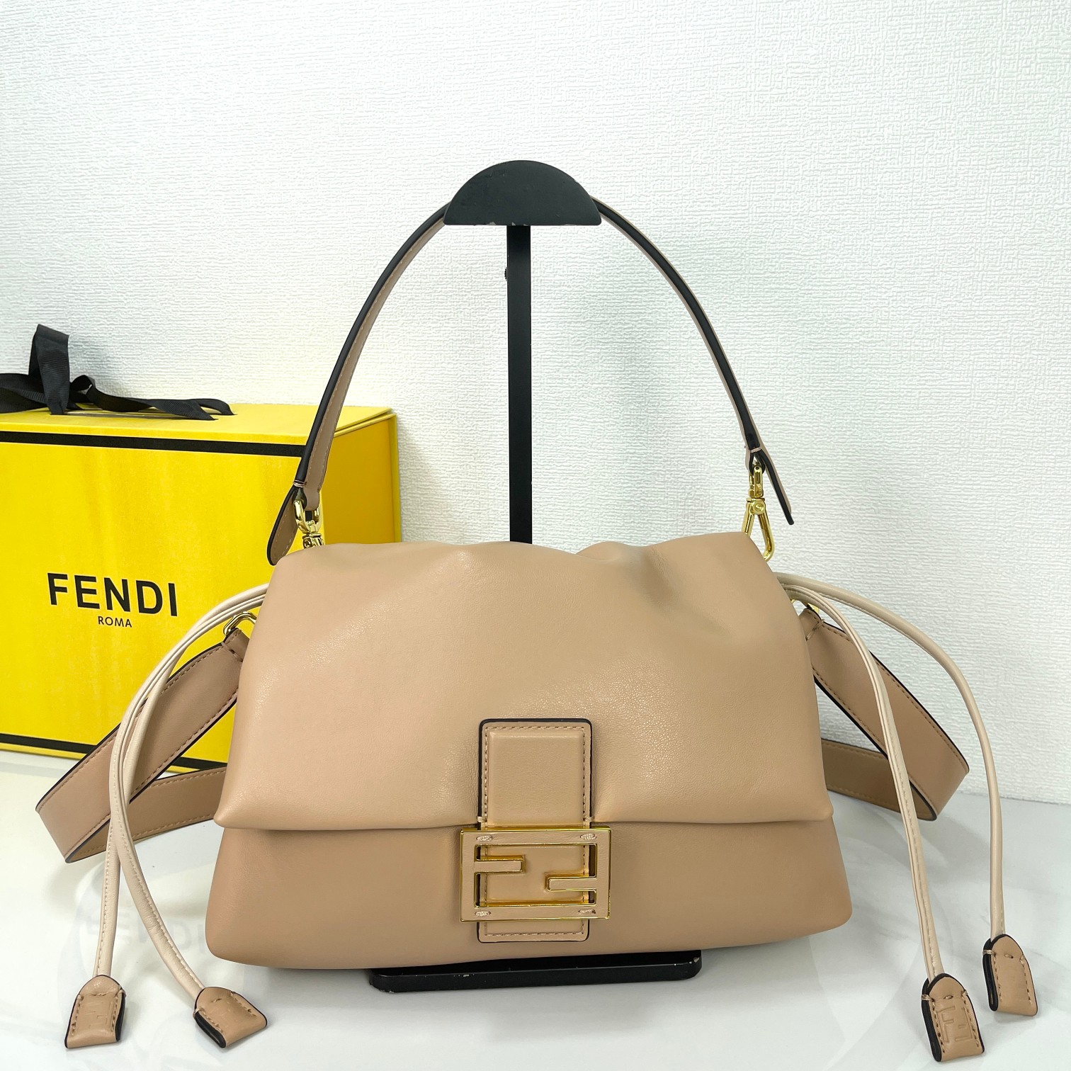 Bagsaaa F**di Mamma Baguette Medium Pale pink nappa leather bag - 26.5 cm