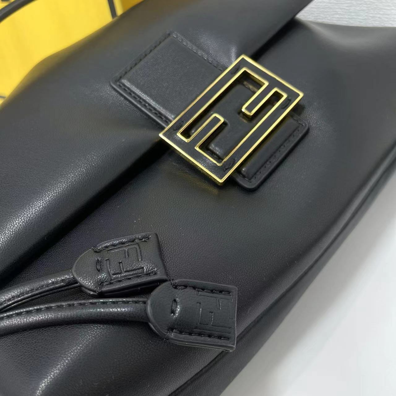 Bagsaaa F**di Mamma Baguette Medium black nappa leather bag - 26.5 cm