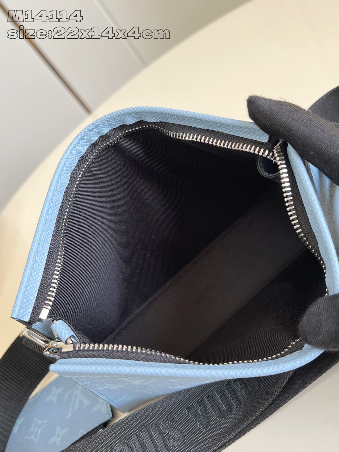 Bagsaaa L0vis Vvtt0n M14114 Gaston Wearable Wallet Sky Blue - 22cm