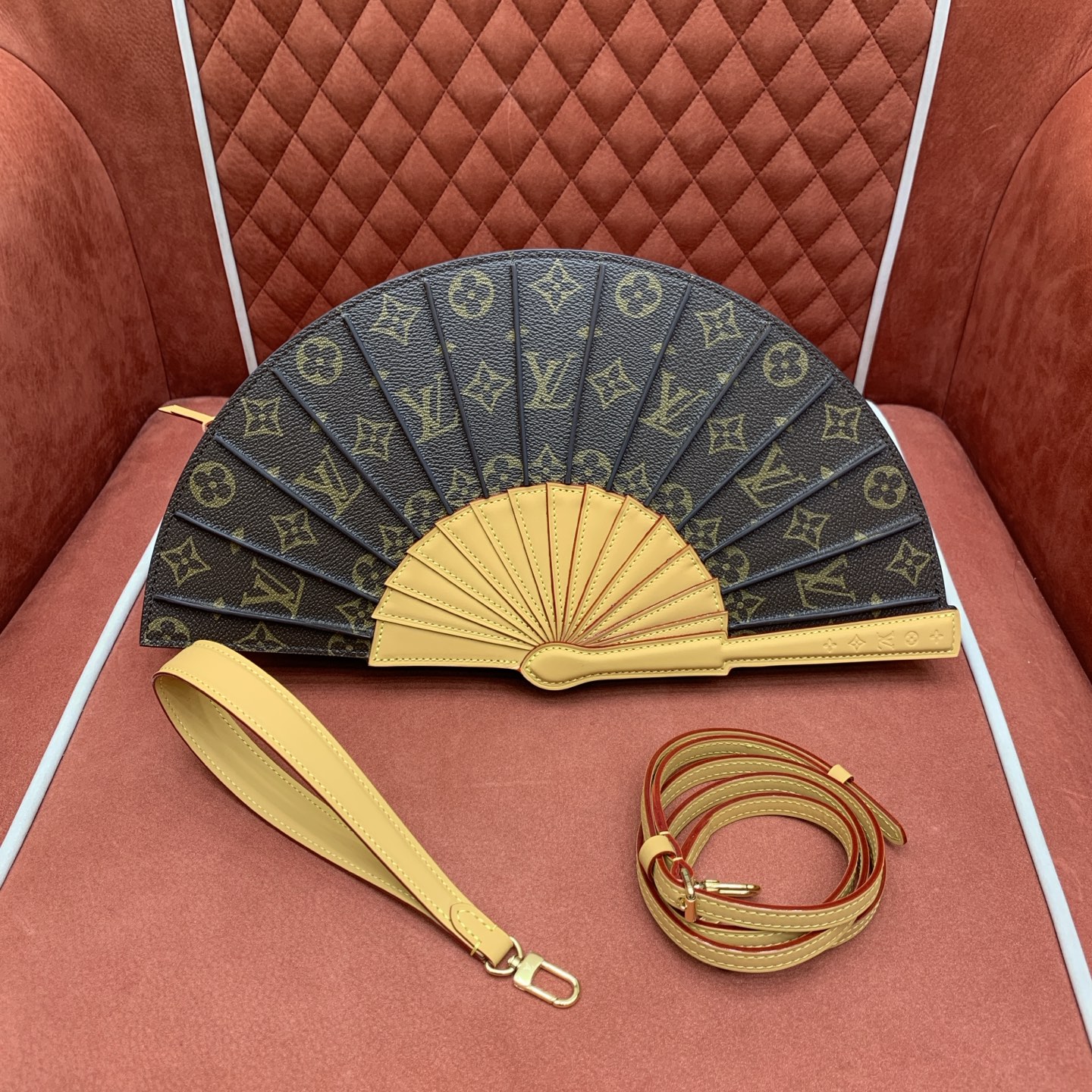 Bagsaaa M14804 Fashion Show LV Fan - 37 x 19 x 6 cm