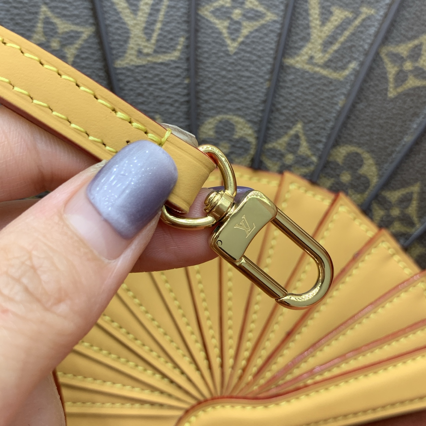 Bagsaaa M14804 Fashion Show LV Fan - 37 x 19 x 6 cm