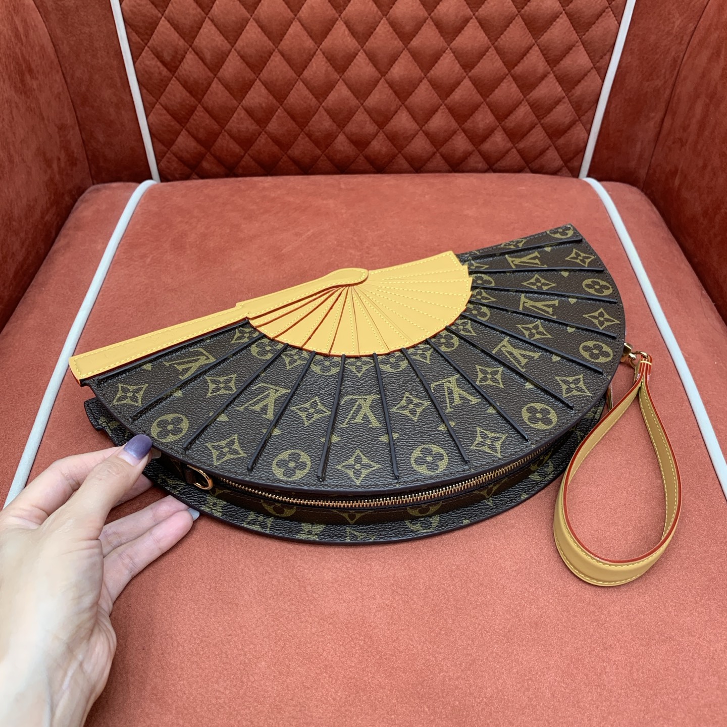 Bagsaaa M14804 Fashion Show LV Fan - 37 x 19 x 6 cm