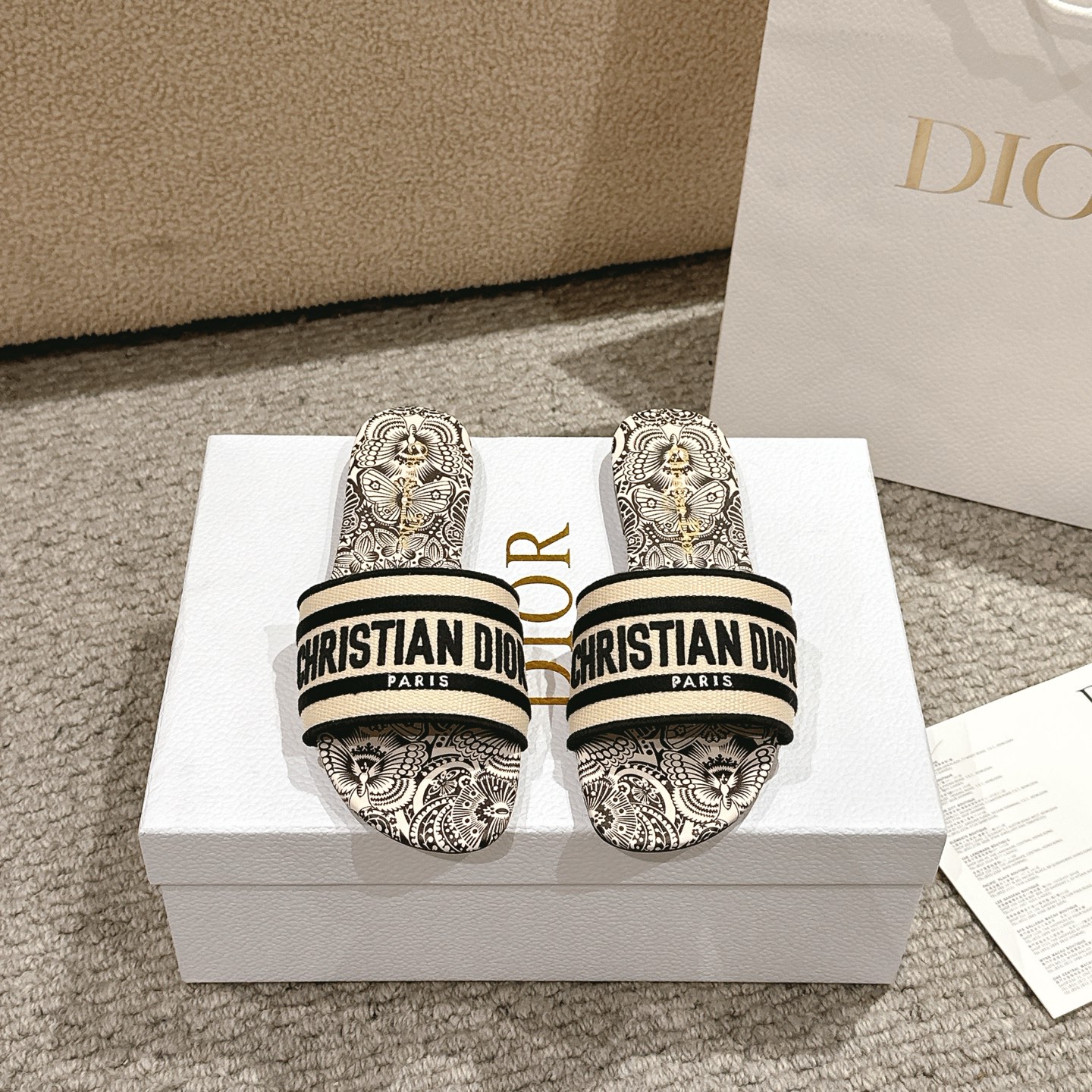 Bagsaaa Dway Slide Natural Raffia and Black D-Butterfly Paisley Motif