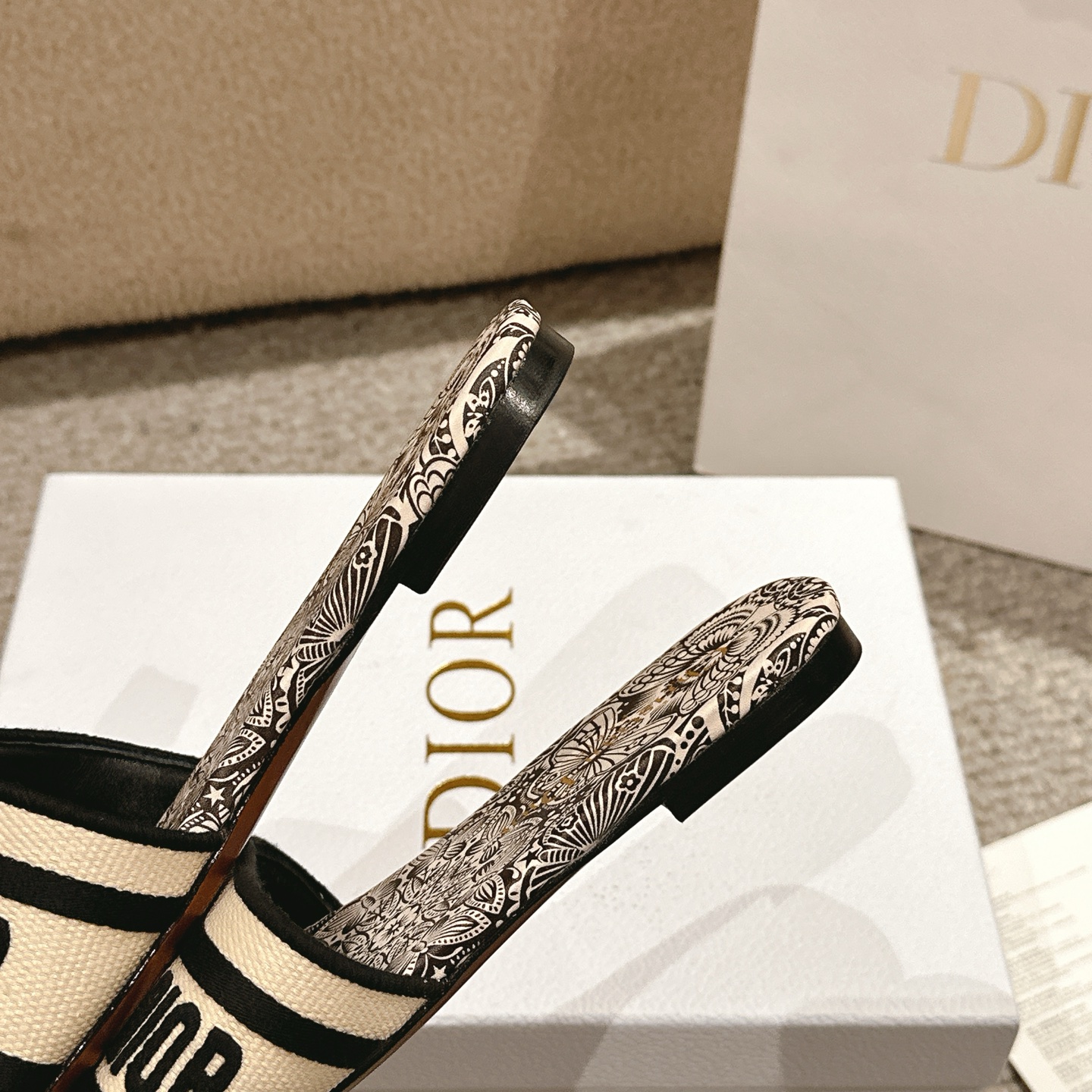Bagsaaa Dway Slide Natural Raffia and Black D-Butterfly Paisley Motif