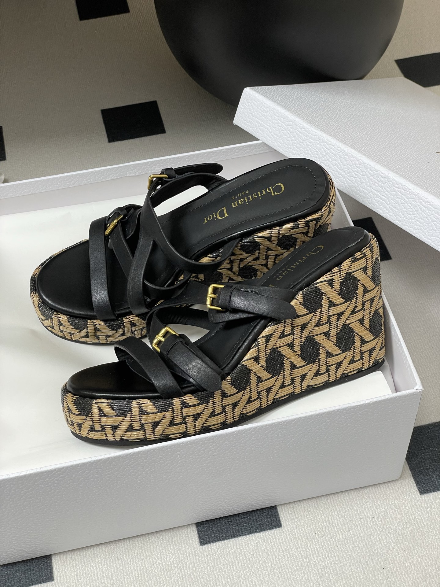 Bagsaaa L'Amazone D10r Wedge Slide Black Calfskin and Natural Graphic Cannage Raffia