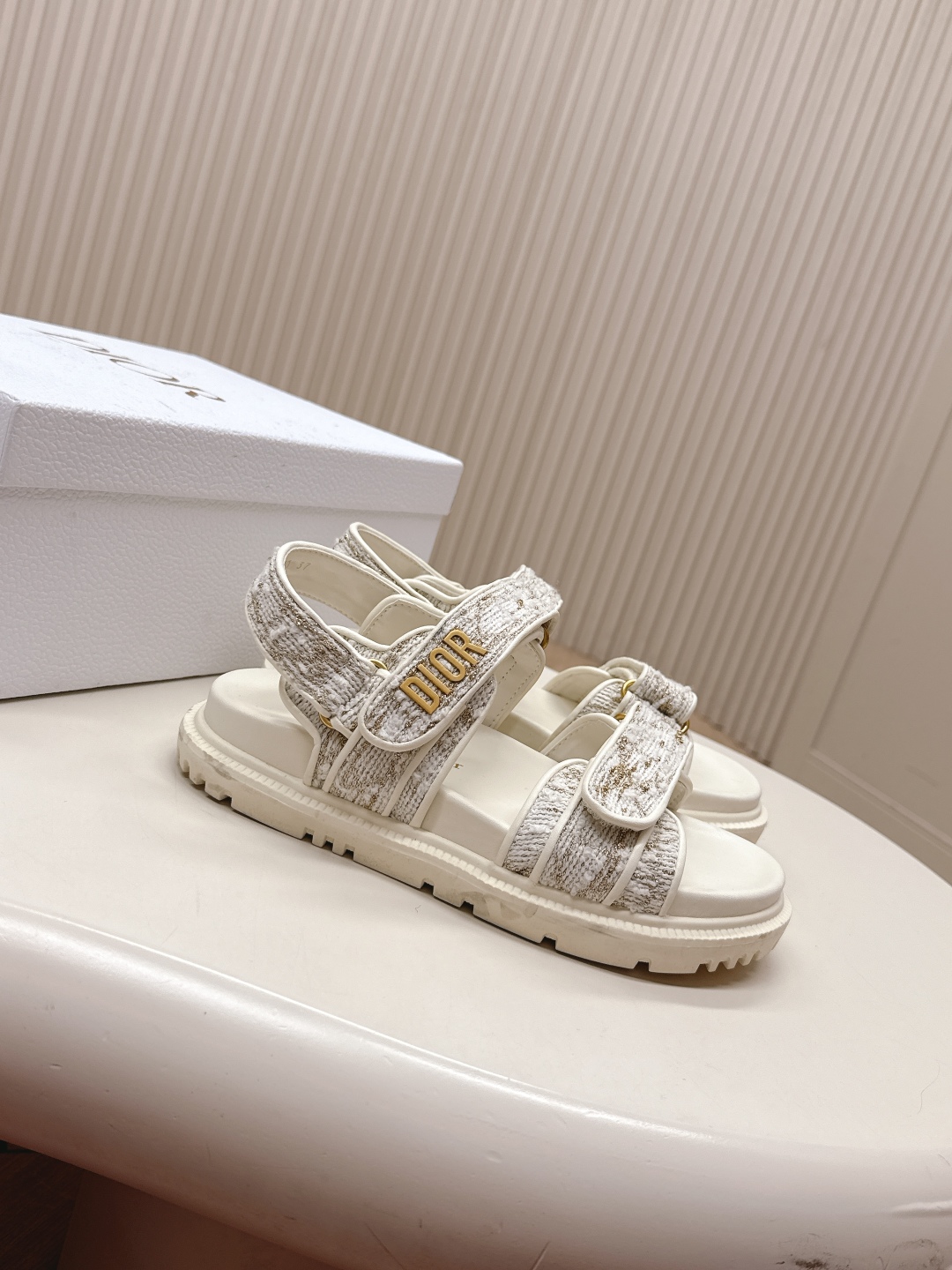 Bagsaaa D10r Or D10ract Sandal White and Gold-Tone Cannage Tweed
