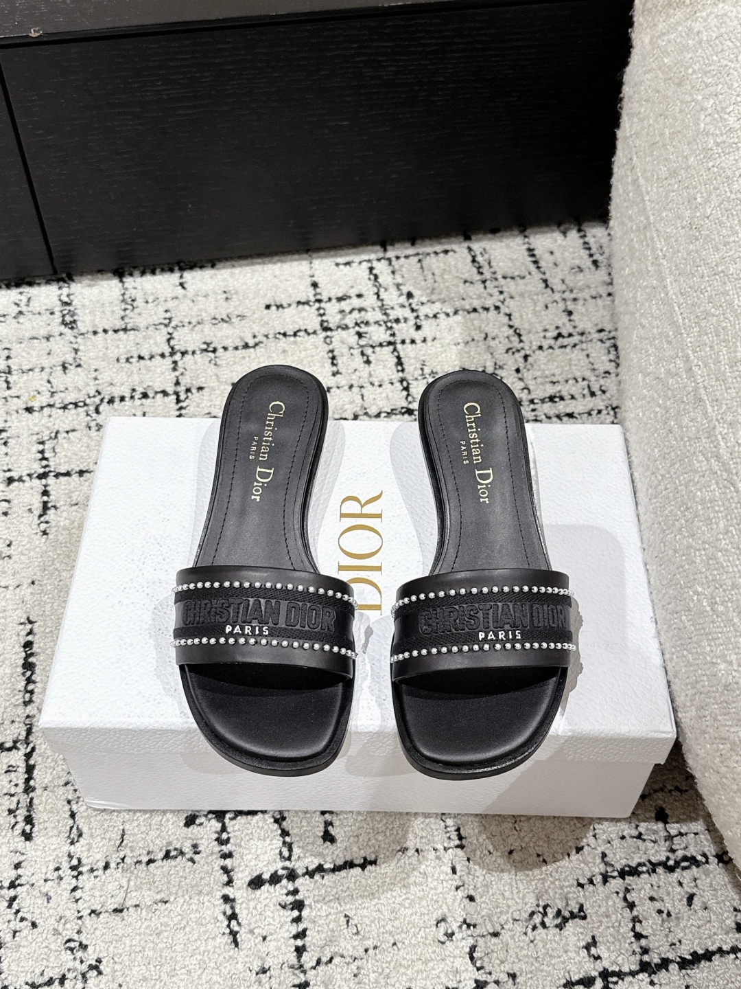 Bagsaaa D10r Dway heeled slide revisits a hallmark and timeless design black
