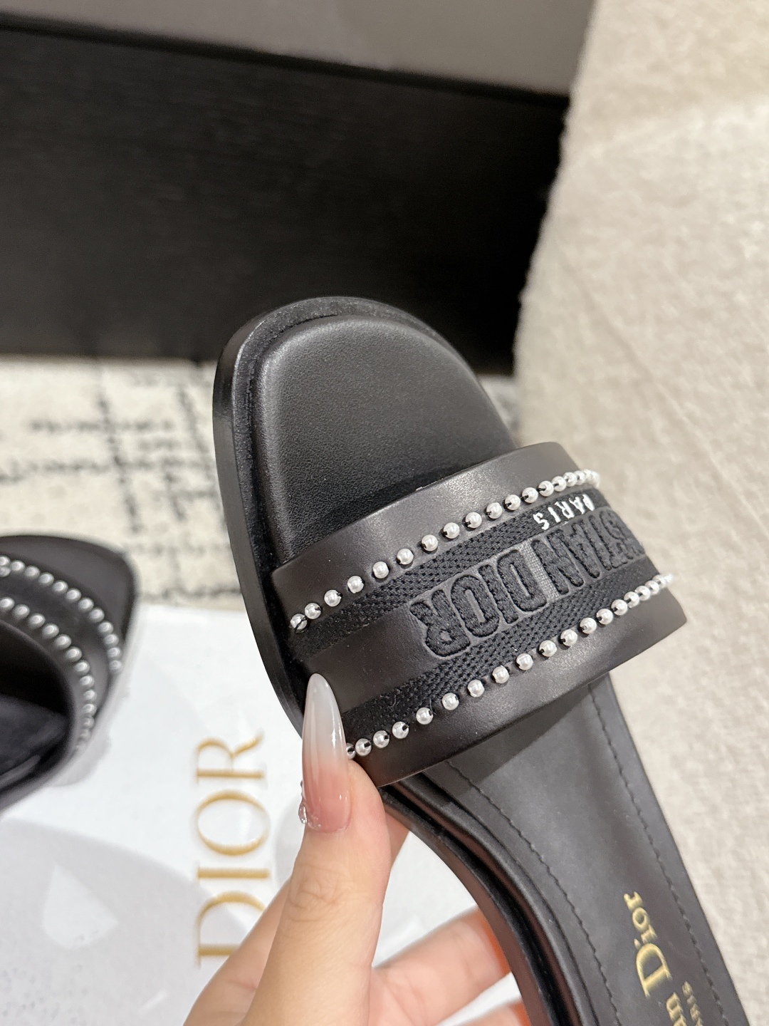 Bagsaaa D10r Dway heeled slide revisits a hallmark and timeless design black