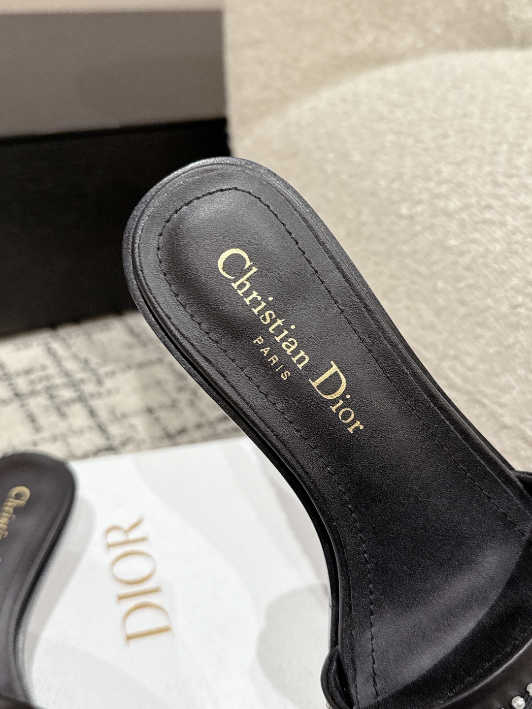 Bagsaaa D10r Dway heeled slide revisits a hallmark and timeless design black