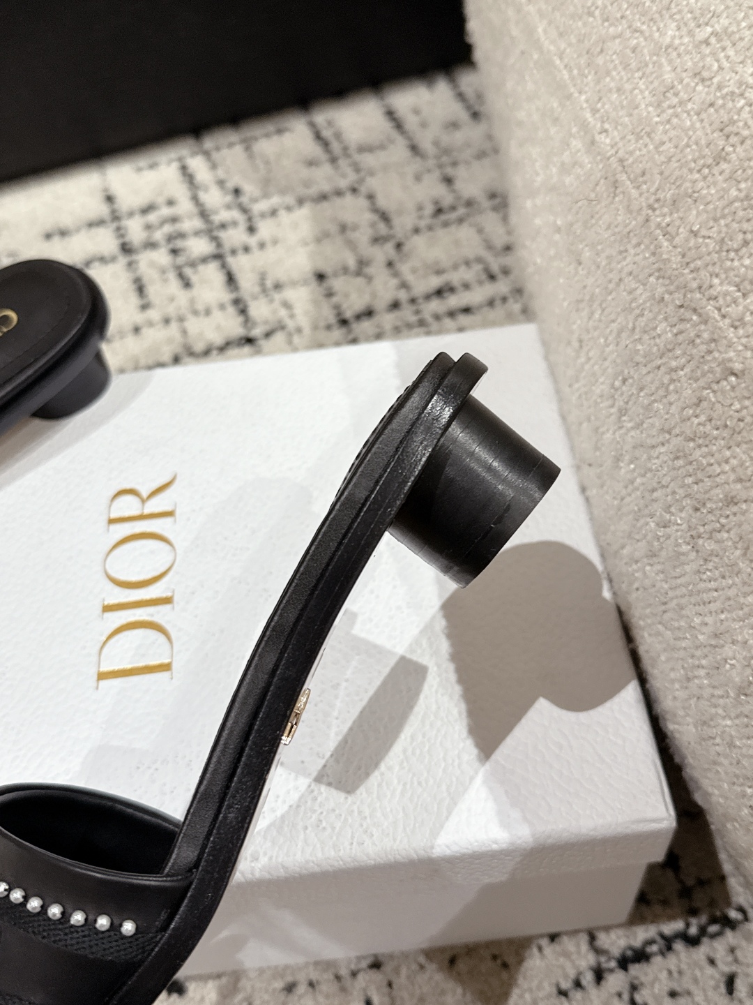 Bagsaaa D10r Dway heeled slide revisits a hallmark and timeless design black