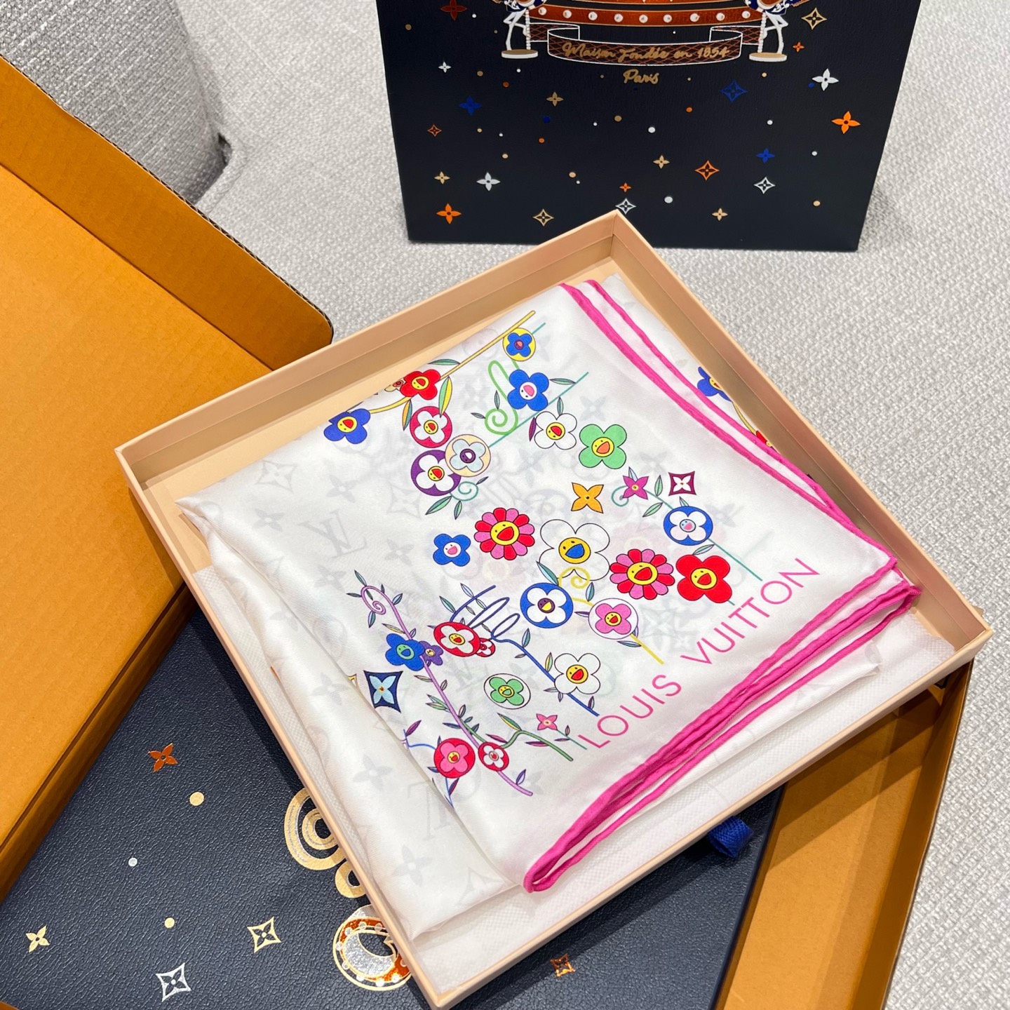 Bagsaaa Monogram S*perflat Flowers 90 LV x TM scarf - 90x90cm