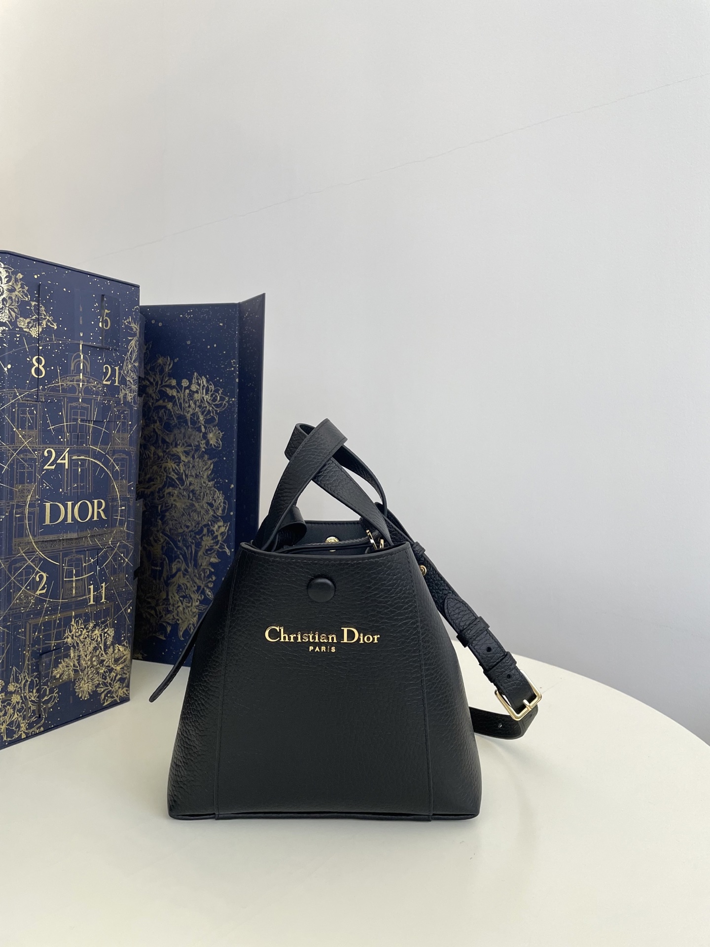 Bagsaaa D10r Small Signature Bucket Bag Black Grained Calfskin - 21cm
