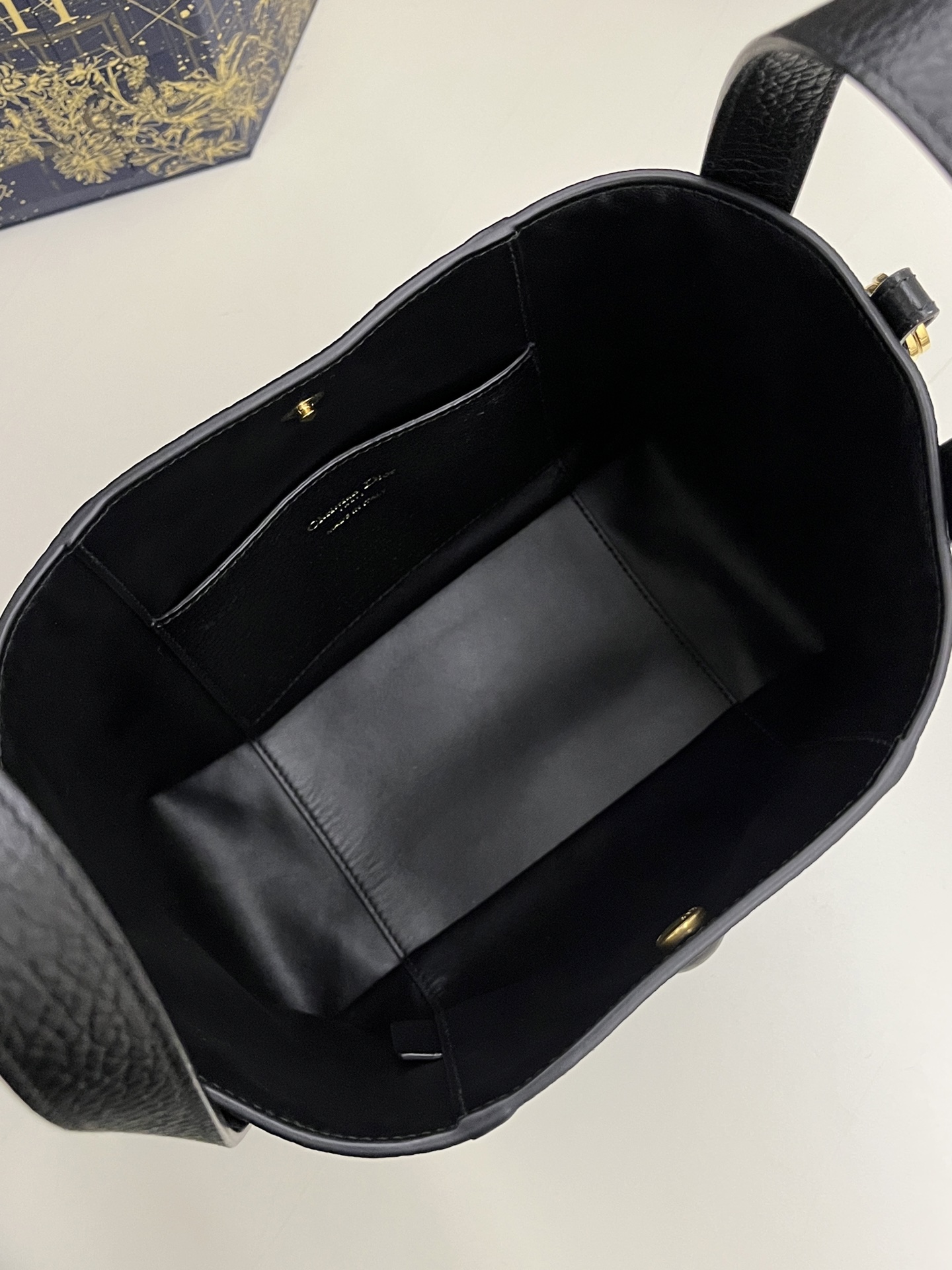 Bagsaaa D10r Small Signature Bucket Bag Black Grained Calfskin - 21cm