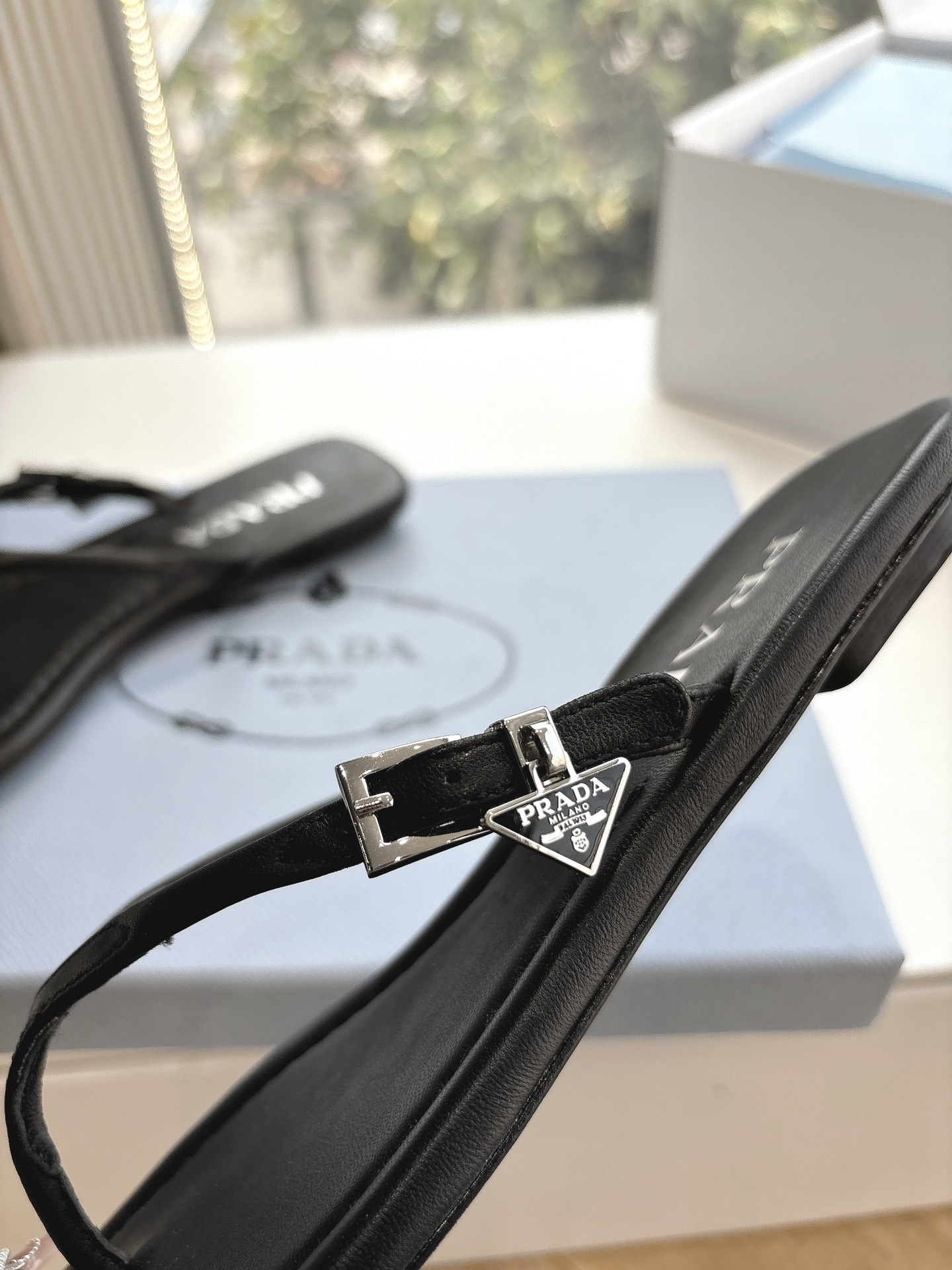 Bagsaaa Pra*a Leather thong sandals black