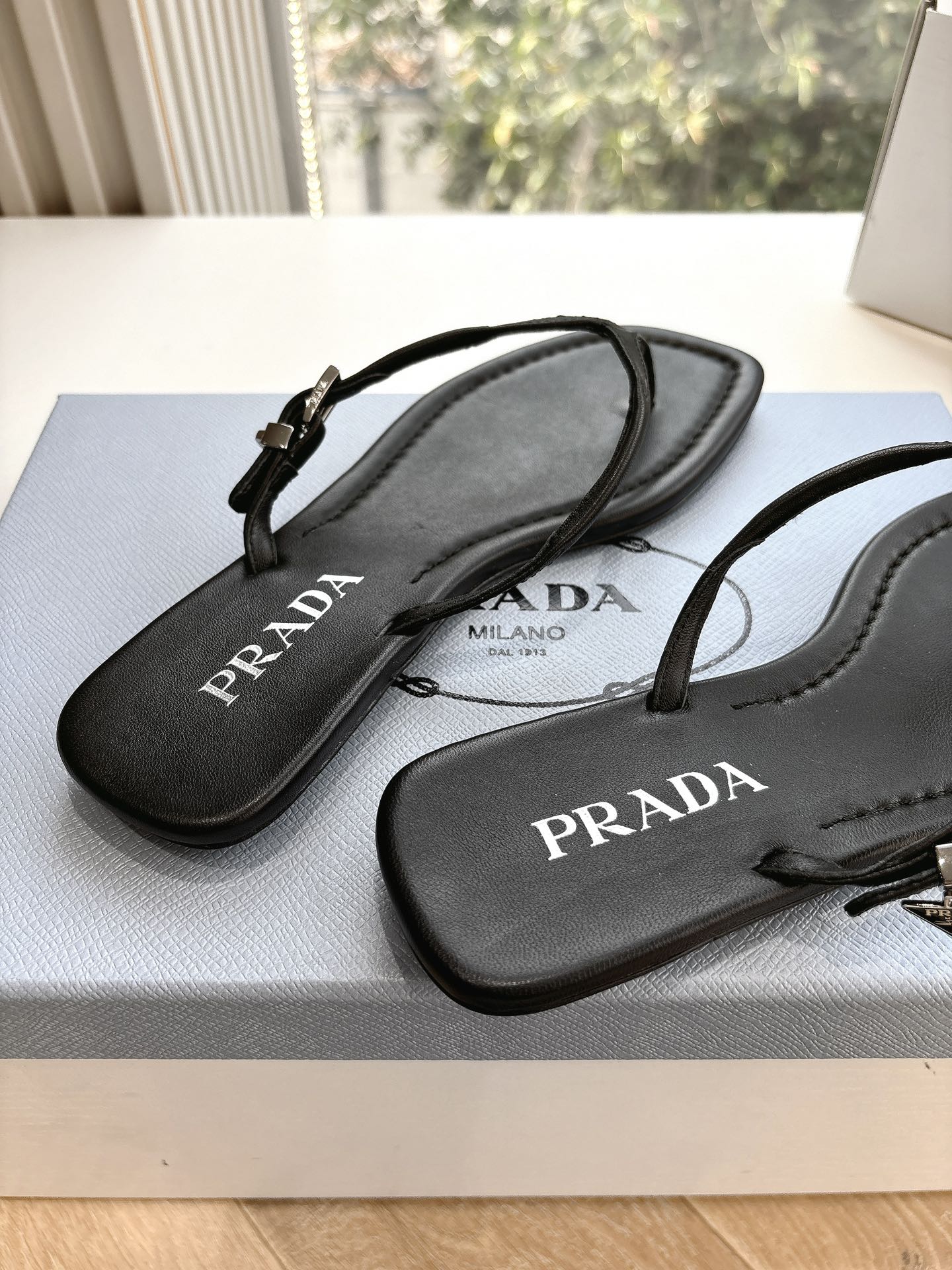 Bagsaaa Pra*a Leather thong sandals black