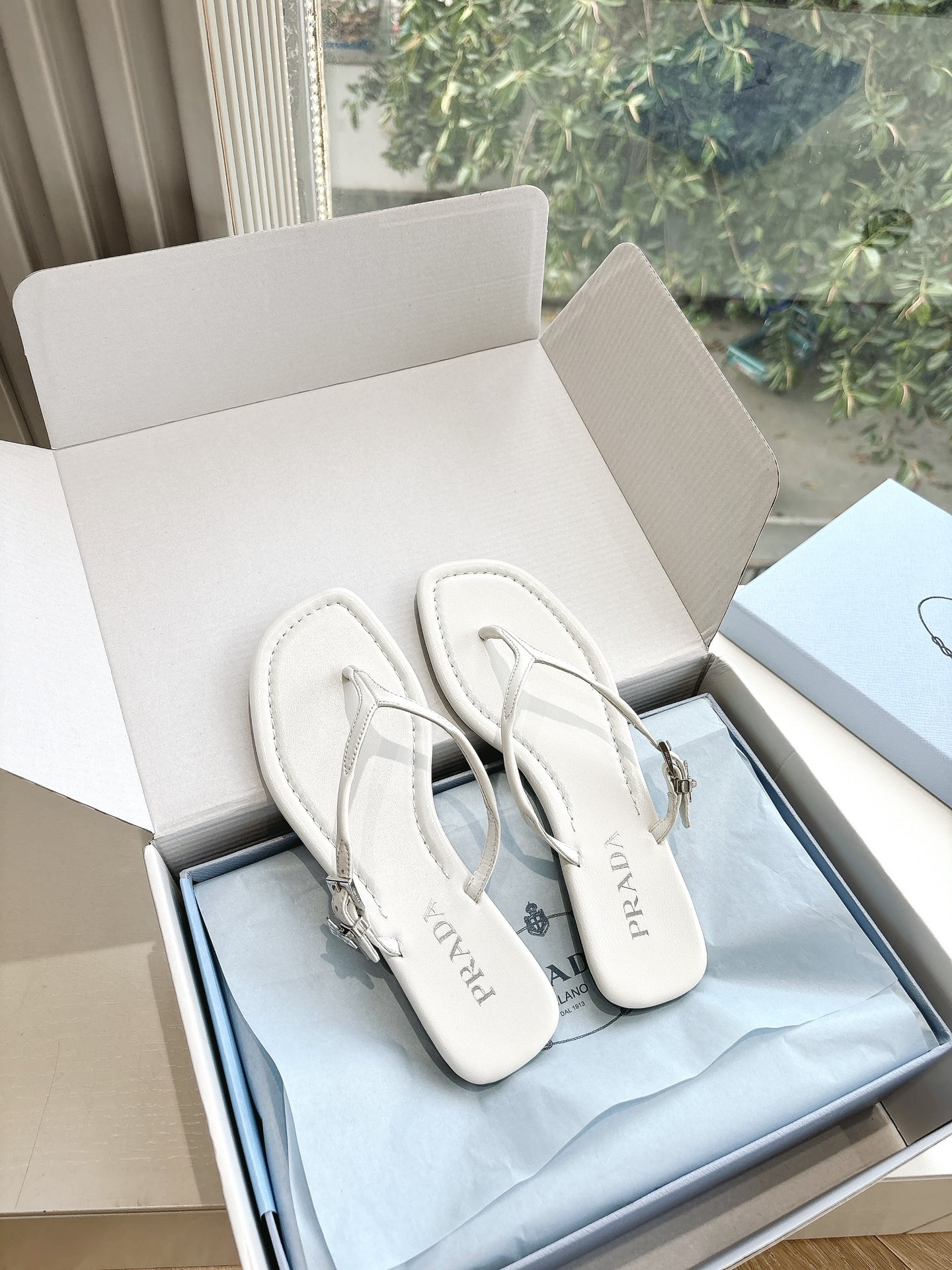 Bagsaaa Pra*a Leather thong sandals white