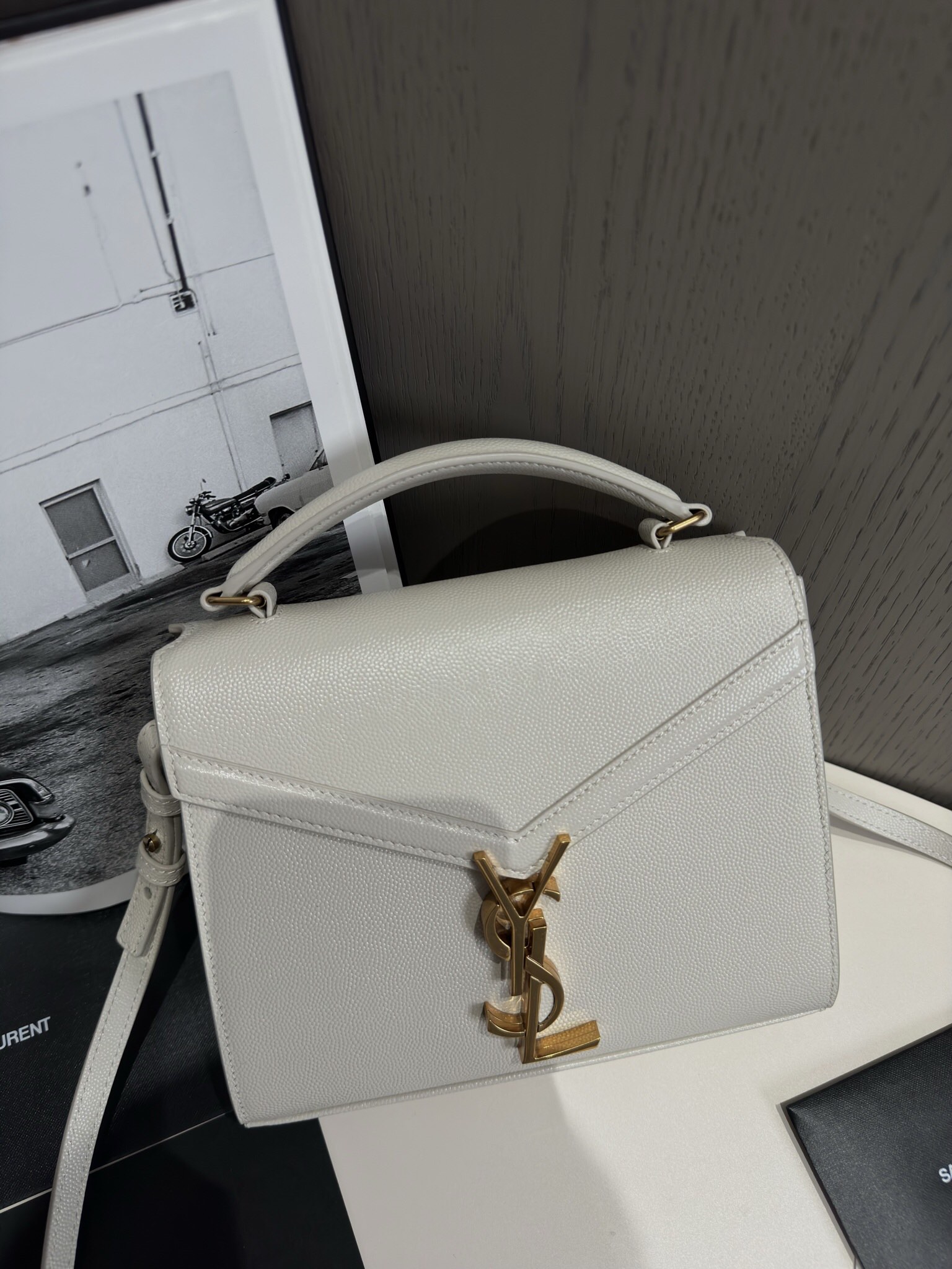 Bagsaaa Y51 cassandra mini top handle bag in grain de poudre embossed leather 623930 white - 20cm