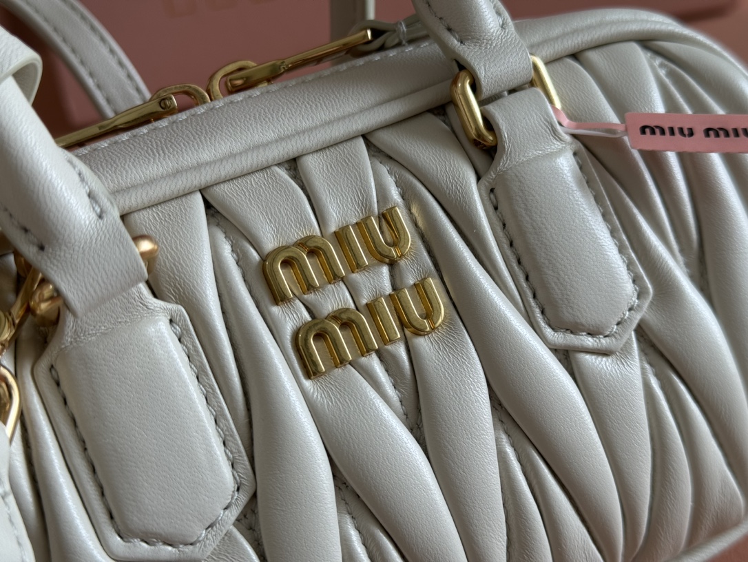 Bagsaaa Miu Miu Arcadie matelassé nappa leather mini-bag 5BP088 white - 19cm