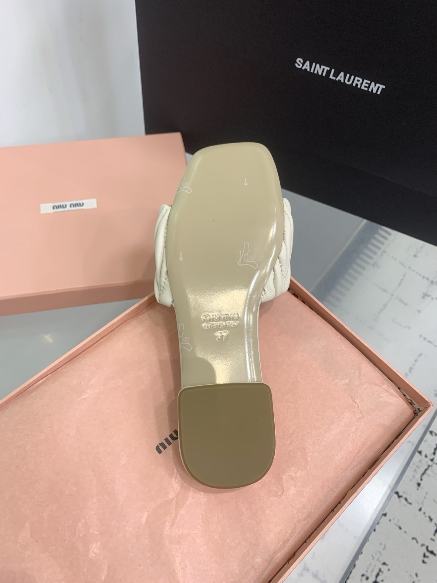 Bagsaaa Miu Miu Matelassé nappa leather slides white