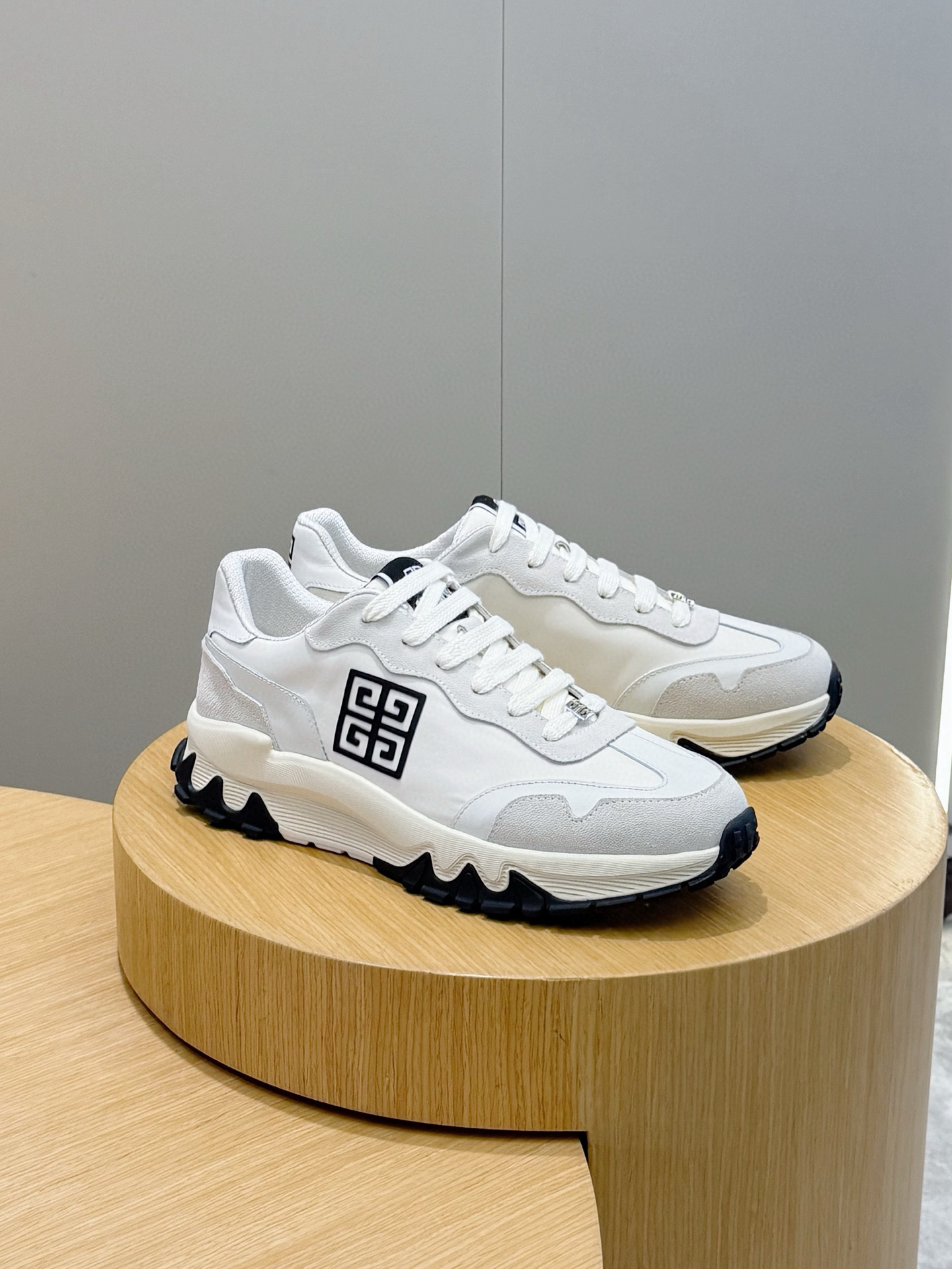 Bagsaaa Givenchy Sneakers