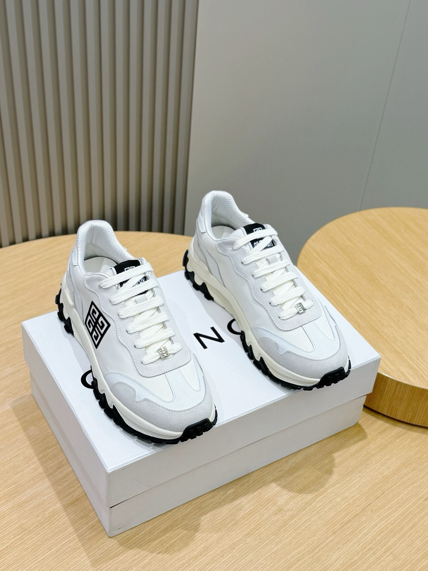 Bagsaaa Givenchy Sneakers