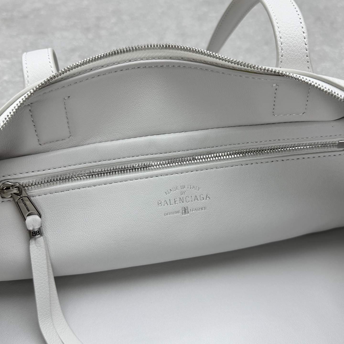 Bagsaaa Ba1en*iaga Carrie Bowling Bag Small in white calfskin - 31cm