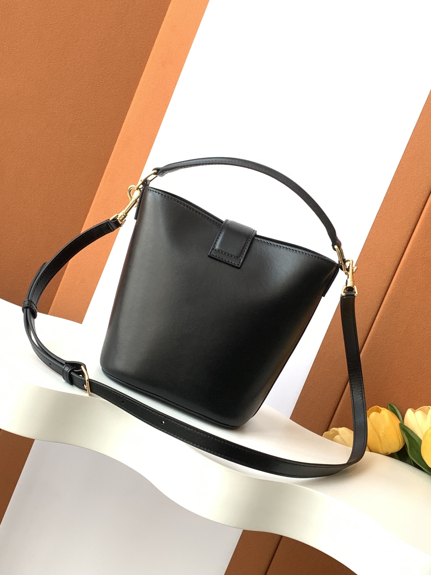 Bagsaaa Ce1i*e Small Bucket L0vise In Smooth Calfskin 119173 Black - 19cm