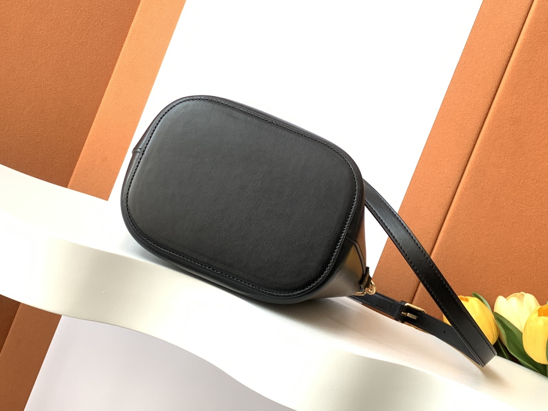 Bagsaaa Ce1i*e Small Bucket L0vise In Smooth Calfskin 119173 Black - 19cm