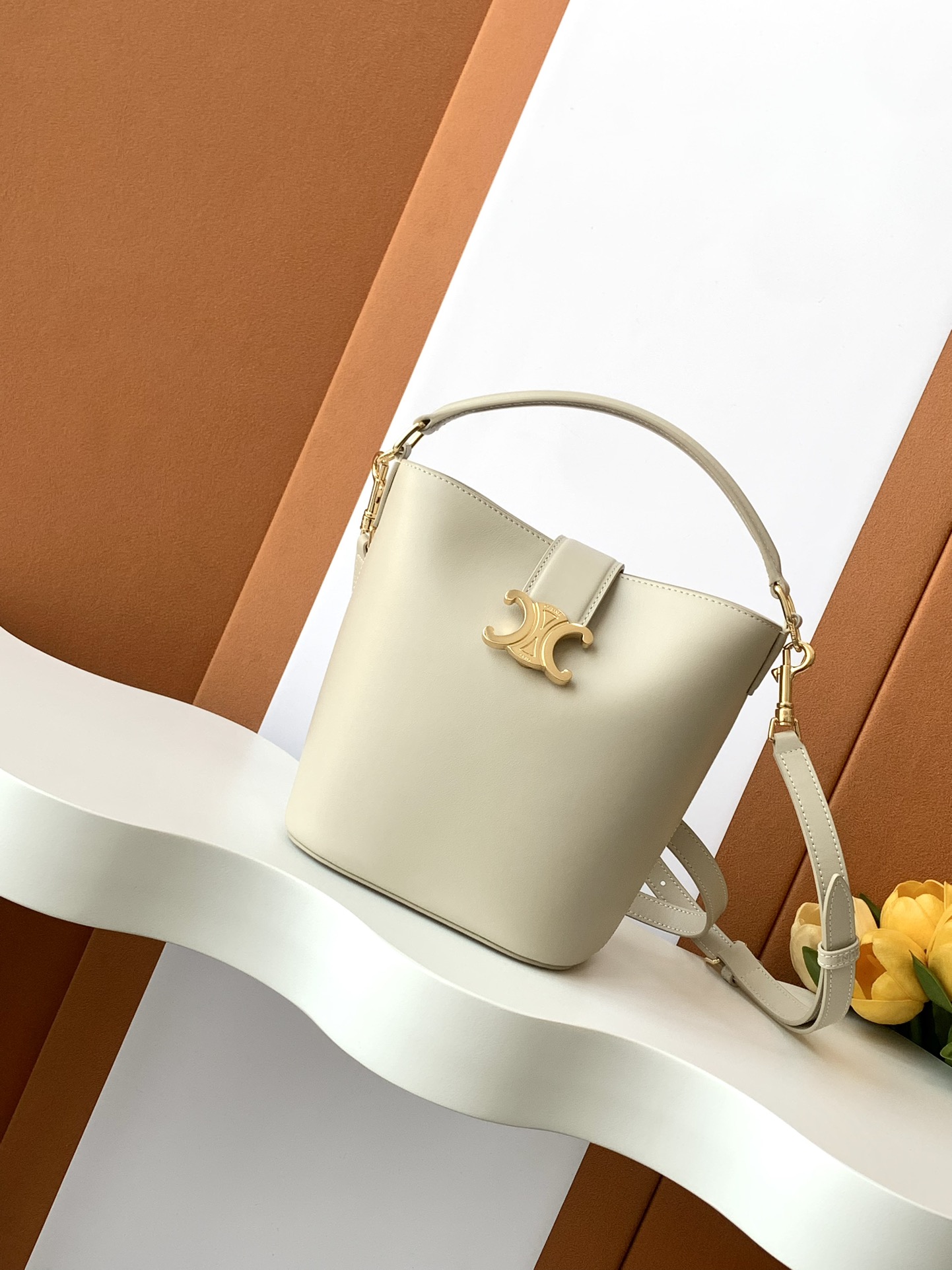 Bagsaaa Ce1i*e Small Bucket L0vise In Smooth Calfskin 119173 White - 19cm