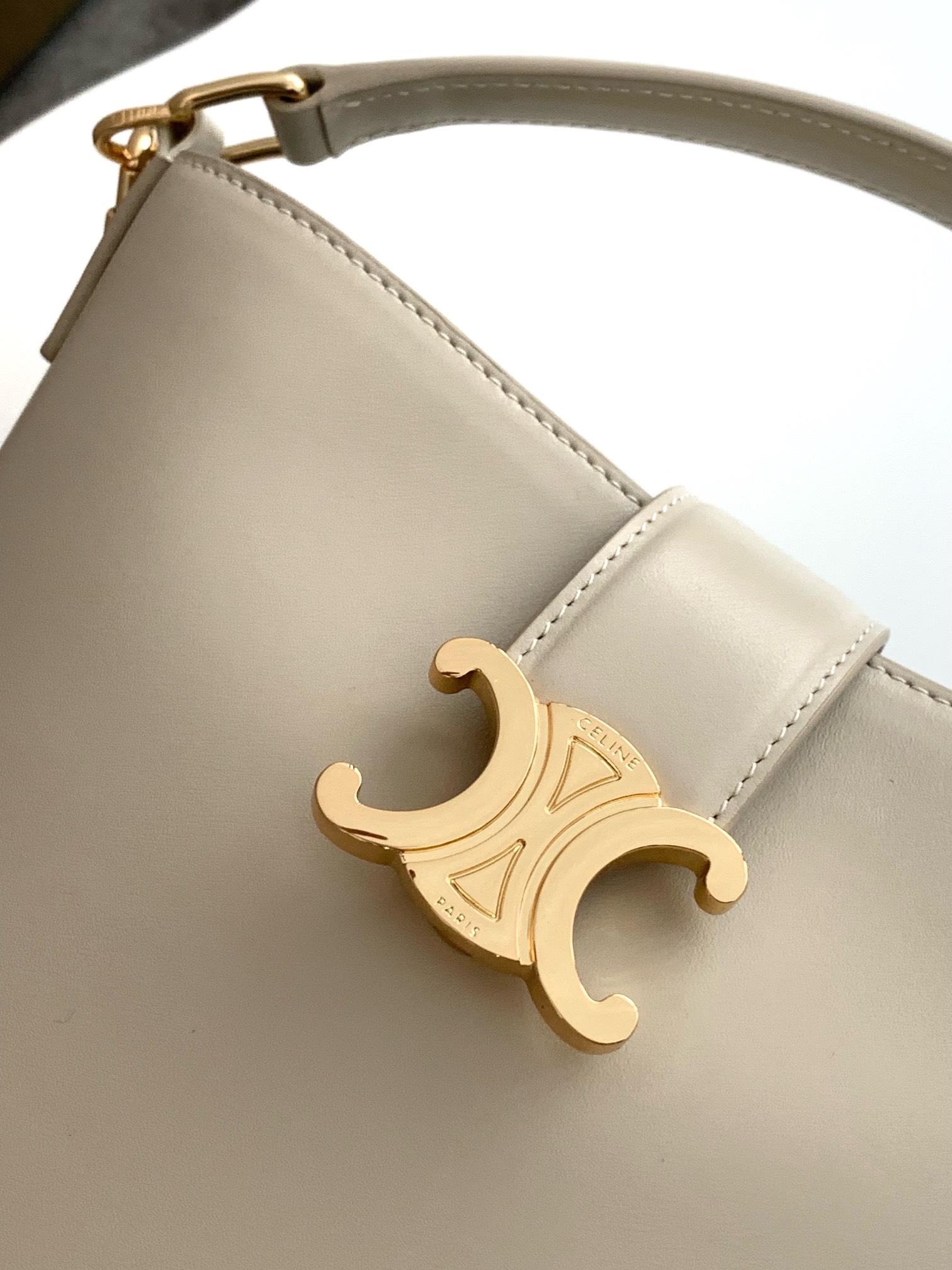 Bagsaaa Ce1i*e Small Bucket L0vise In Smooth Calfskin 119173 White - 19cm