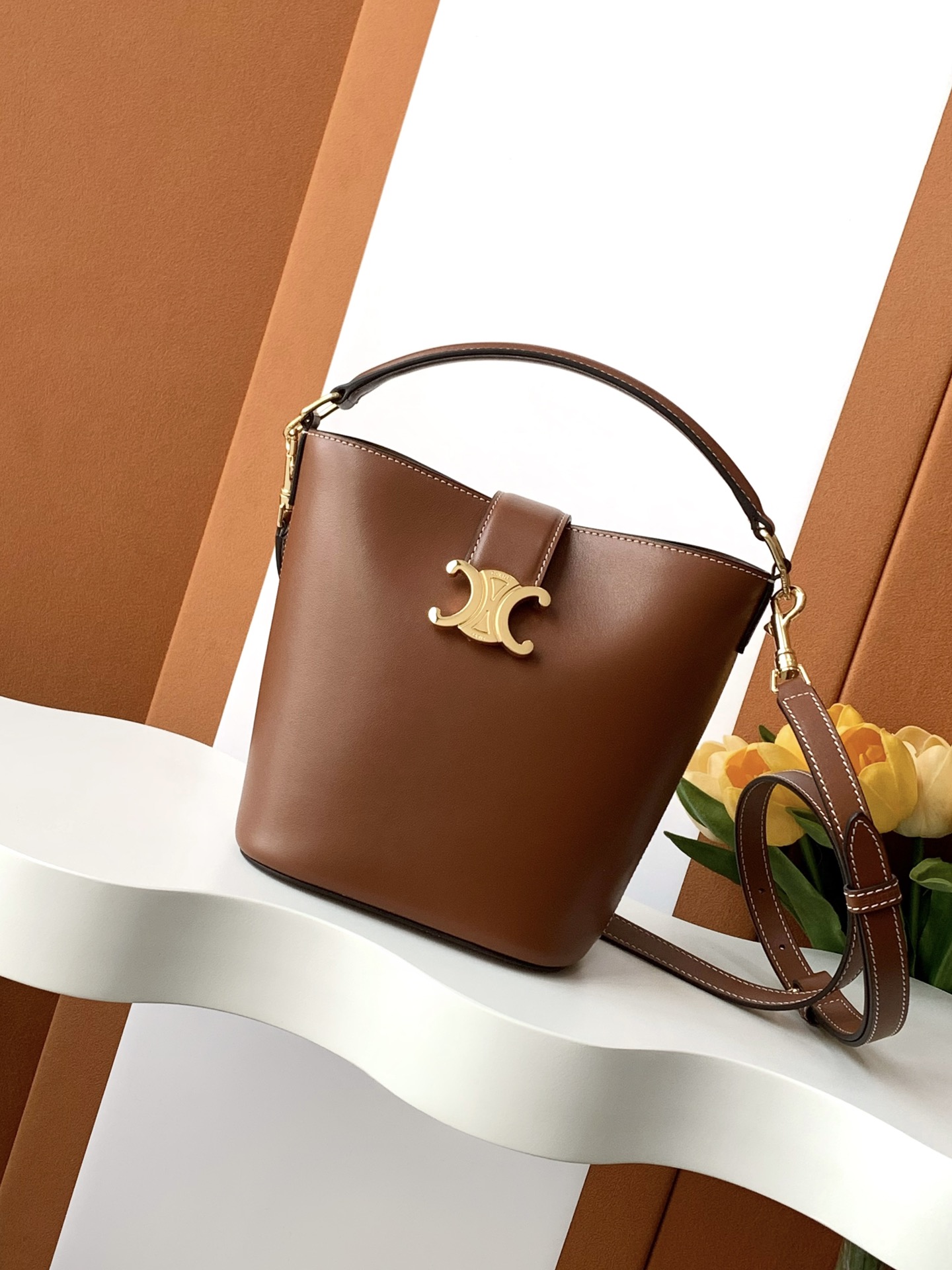 Bagsaaa Ce1i*e Small Bucket L0vise In Smooth Calfskin 119173 Brown - 19cm