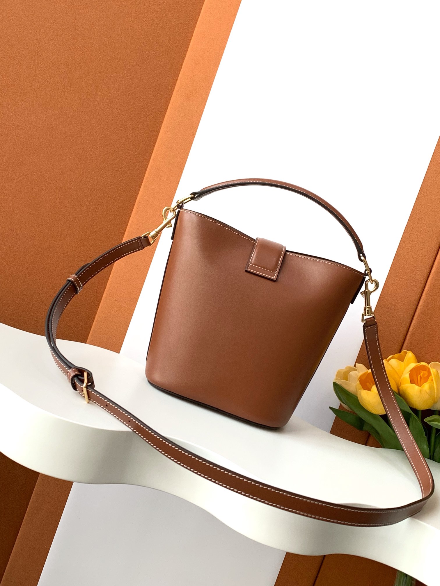Bagsaaa Ce1i*e Small Bucket L0vise In Smooth Calfskin 119173 Brown - 19cm