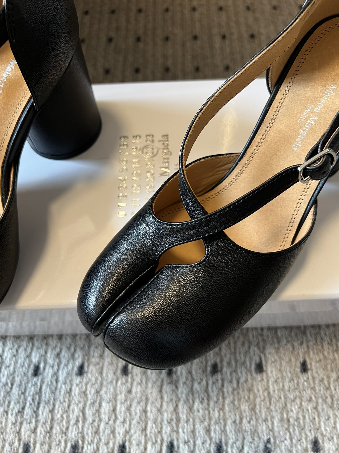 Bagsaaa Ma1s0n Marg*e1a Split Toe Heels Black