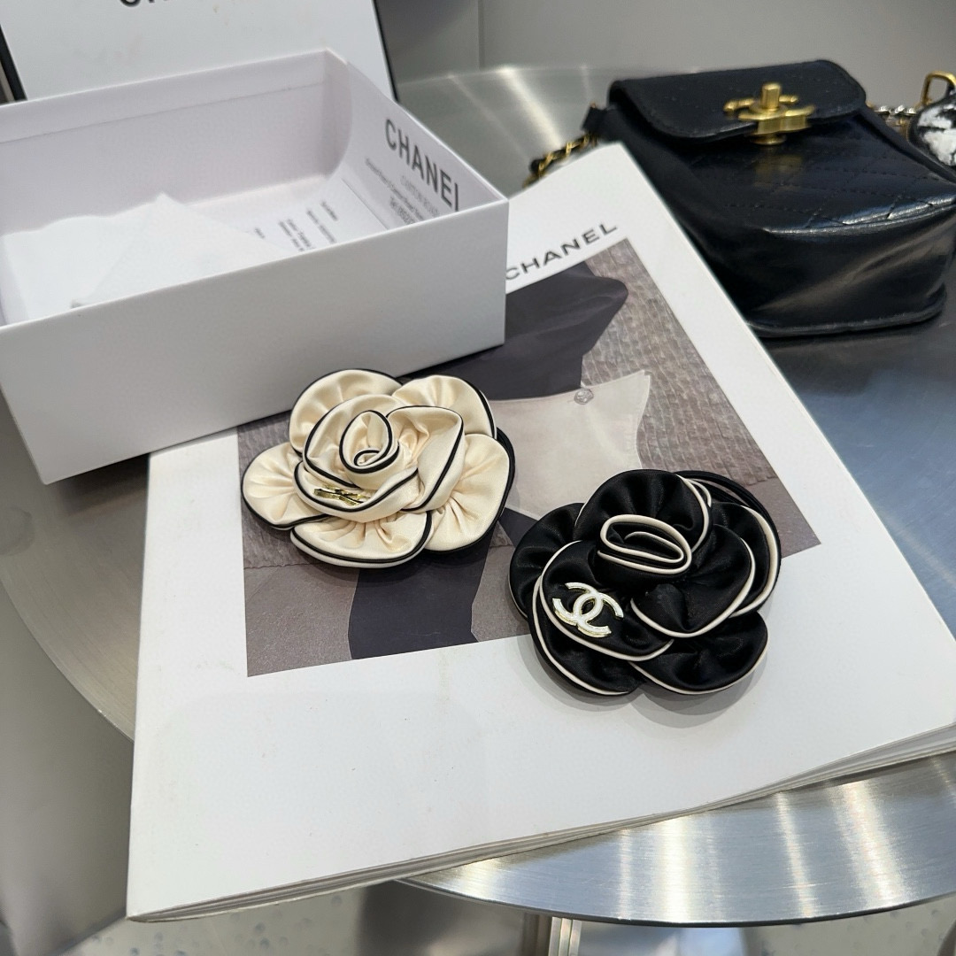 Bagsaaa Ch**el Camellia Brooch