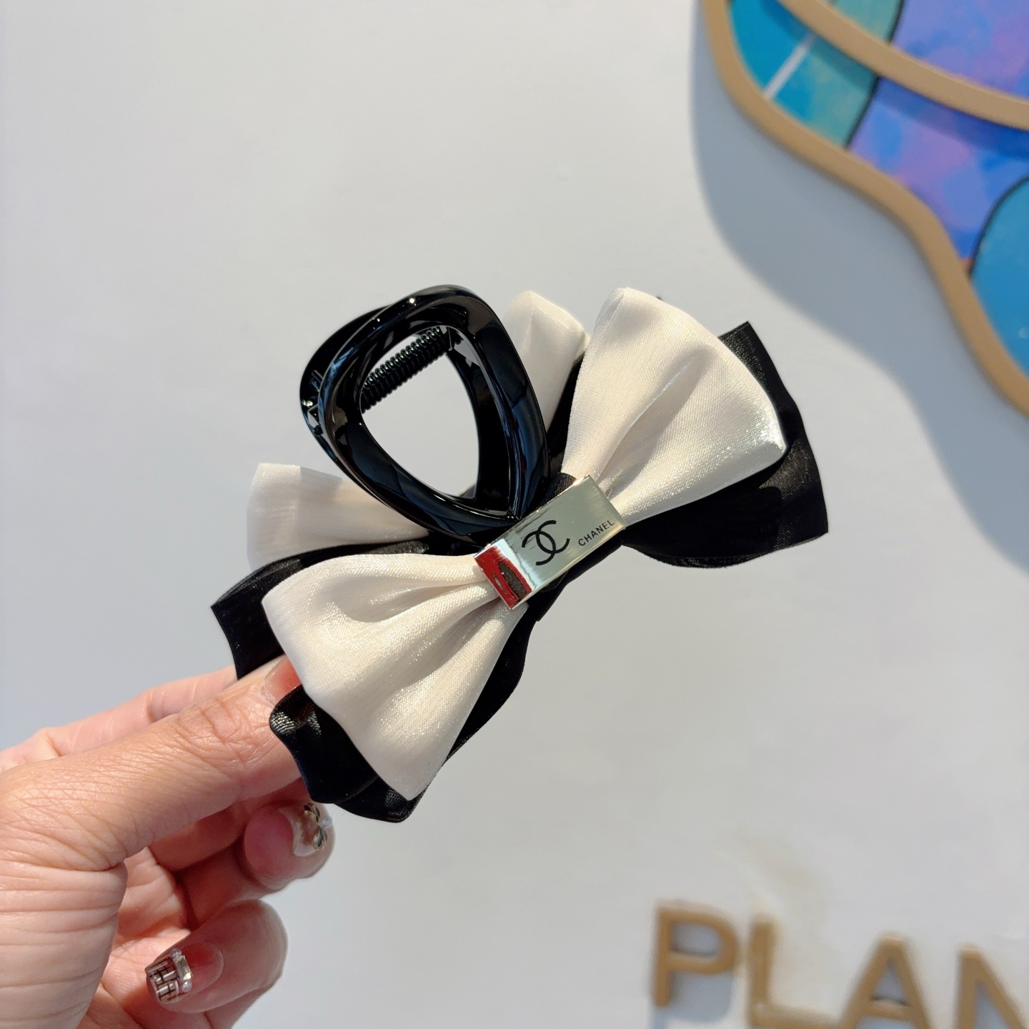 Bagsaaa Ch**el Two-Tone Bow Clip
