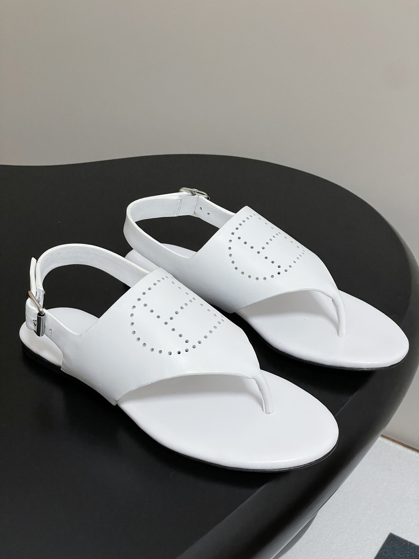 Bagsaaa H**me5 Cutout H Sandals White
