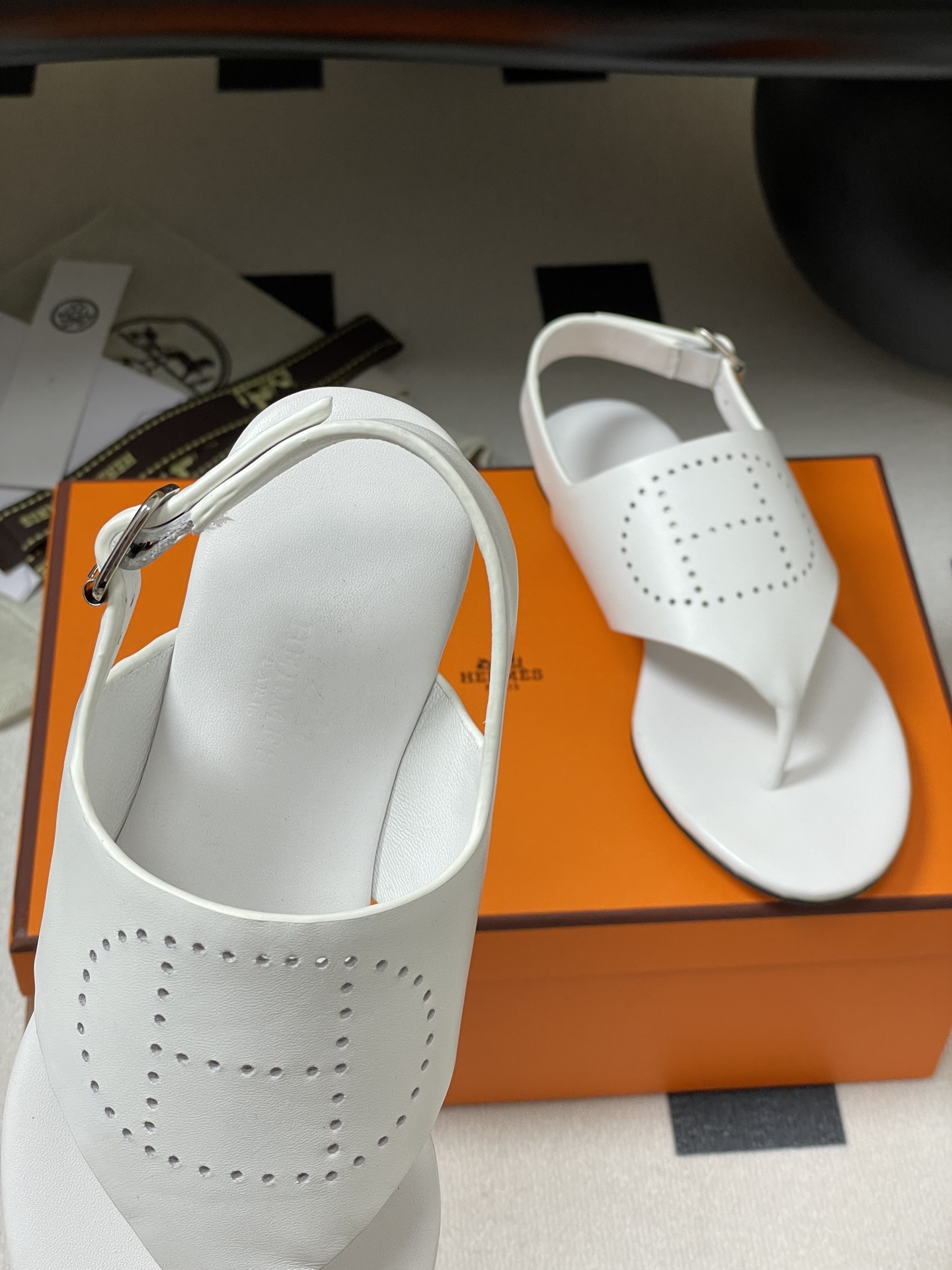 Bagsaaa H**me5 Cutout H Sandals White