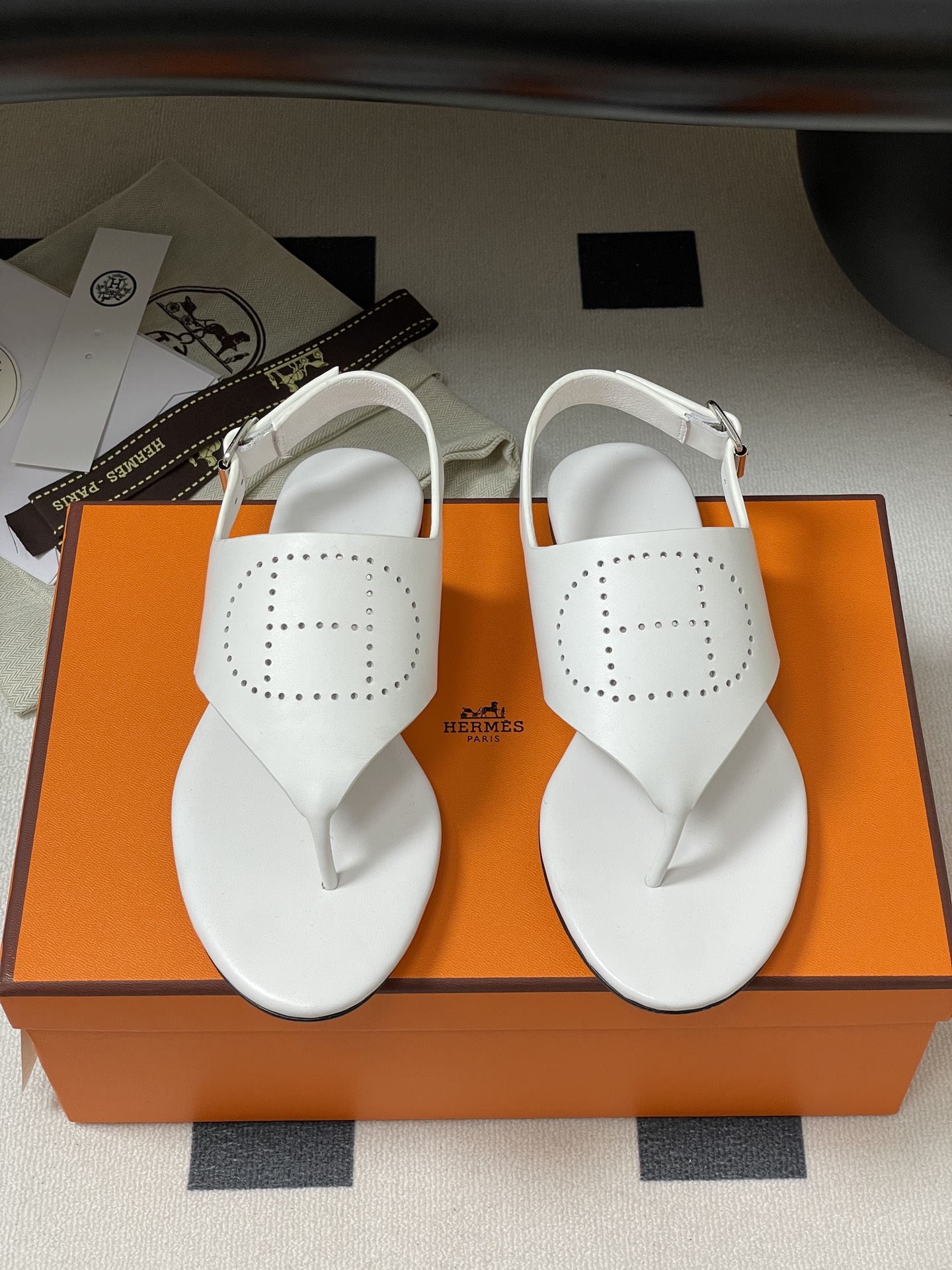 Bagsaaa H**me5 Cutout H Sandals White
